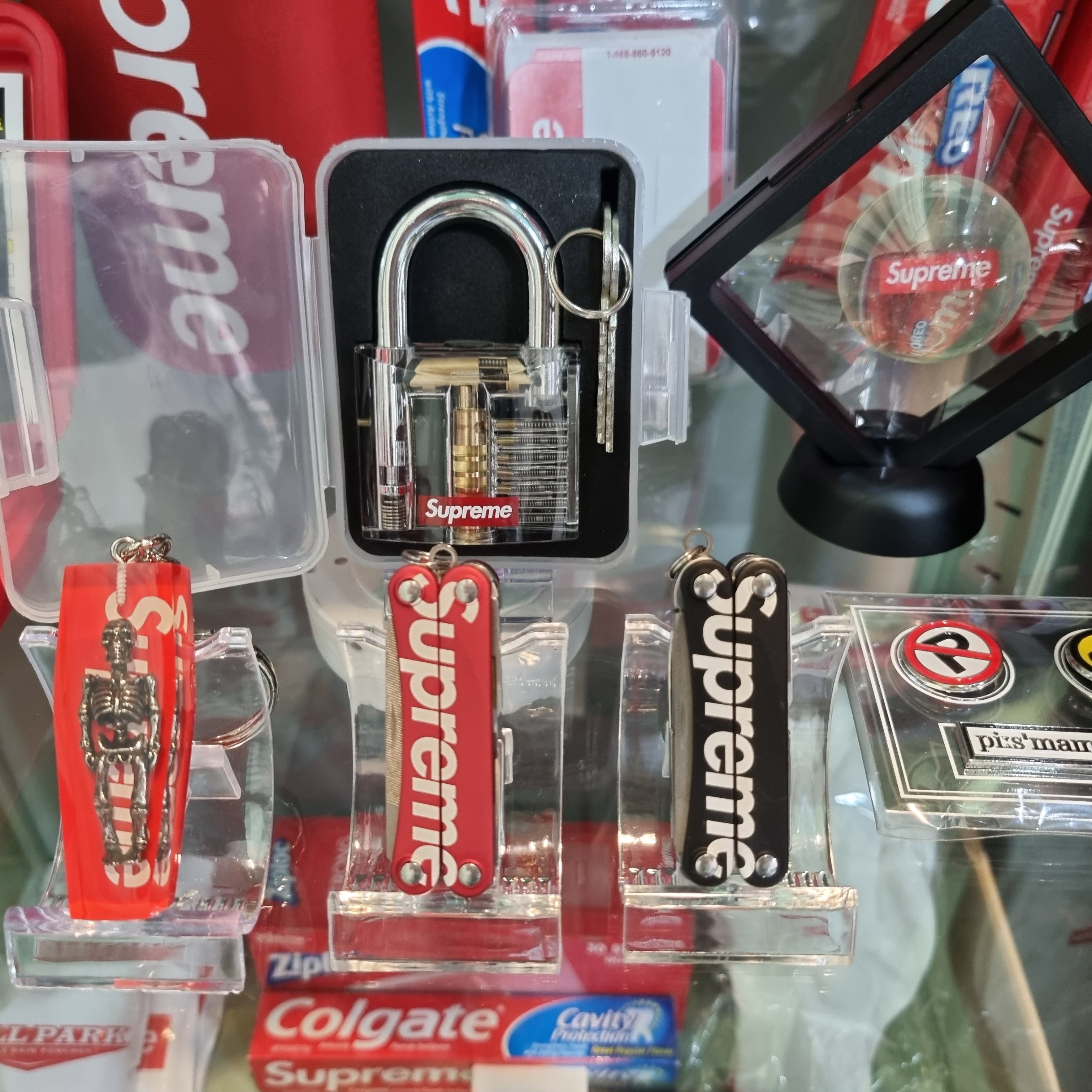 Supreme Logo Zippo Red, Supreme x Emilio Pucci Zippo Black - 21SS 착용 스타일 - 3