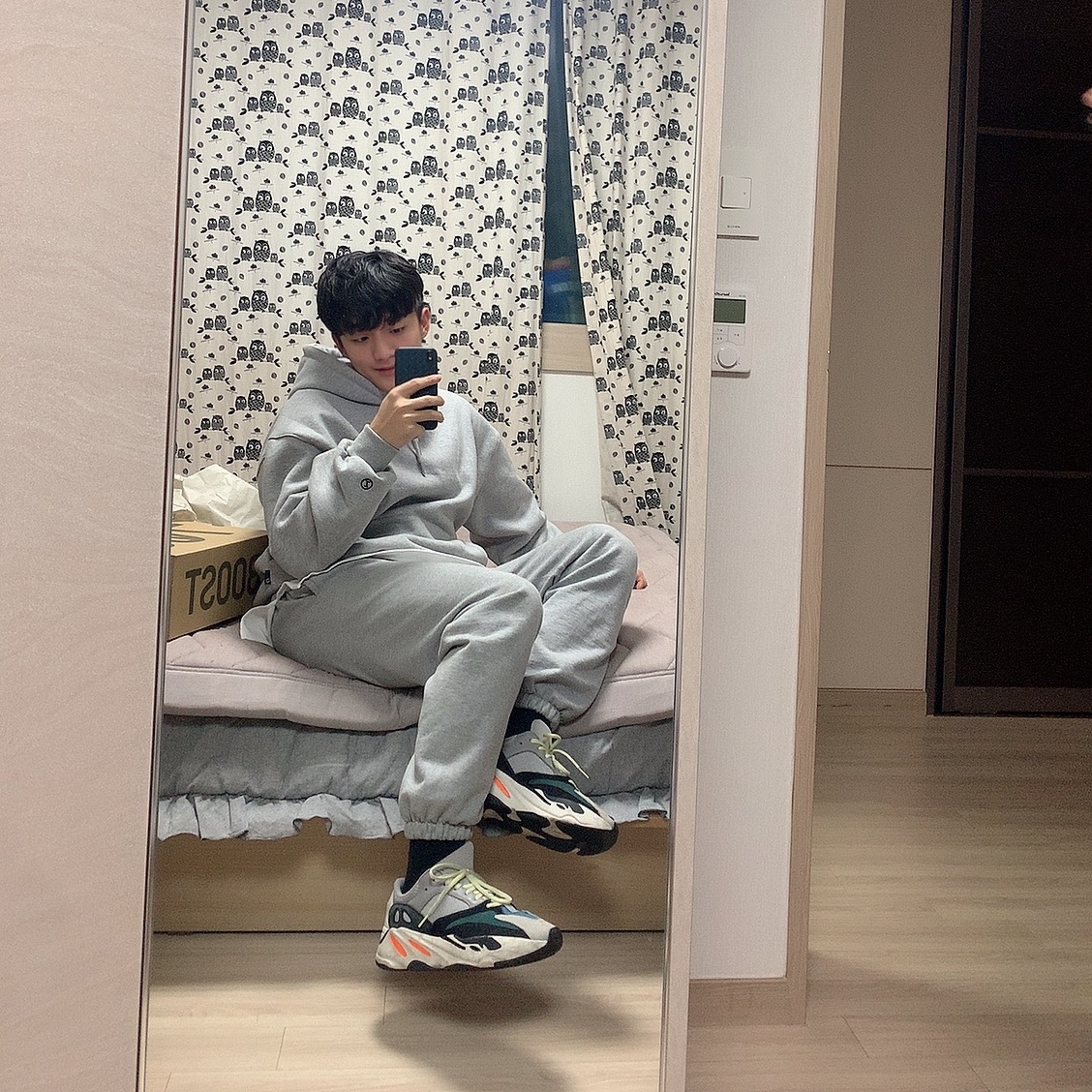 Adidas Yeezy Boost 700 Wave Runner Solid Grey 2017/2019 착용 스타일 - 3