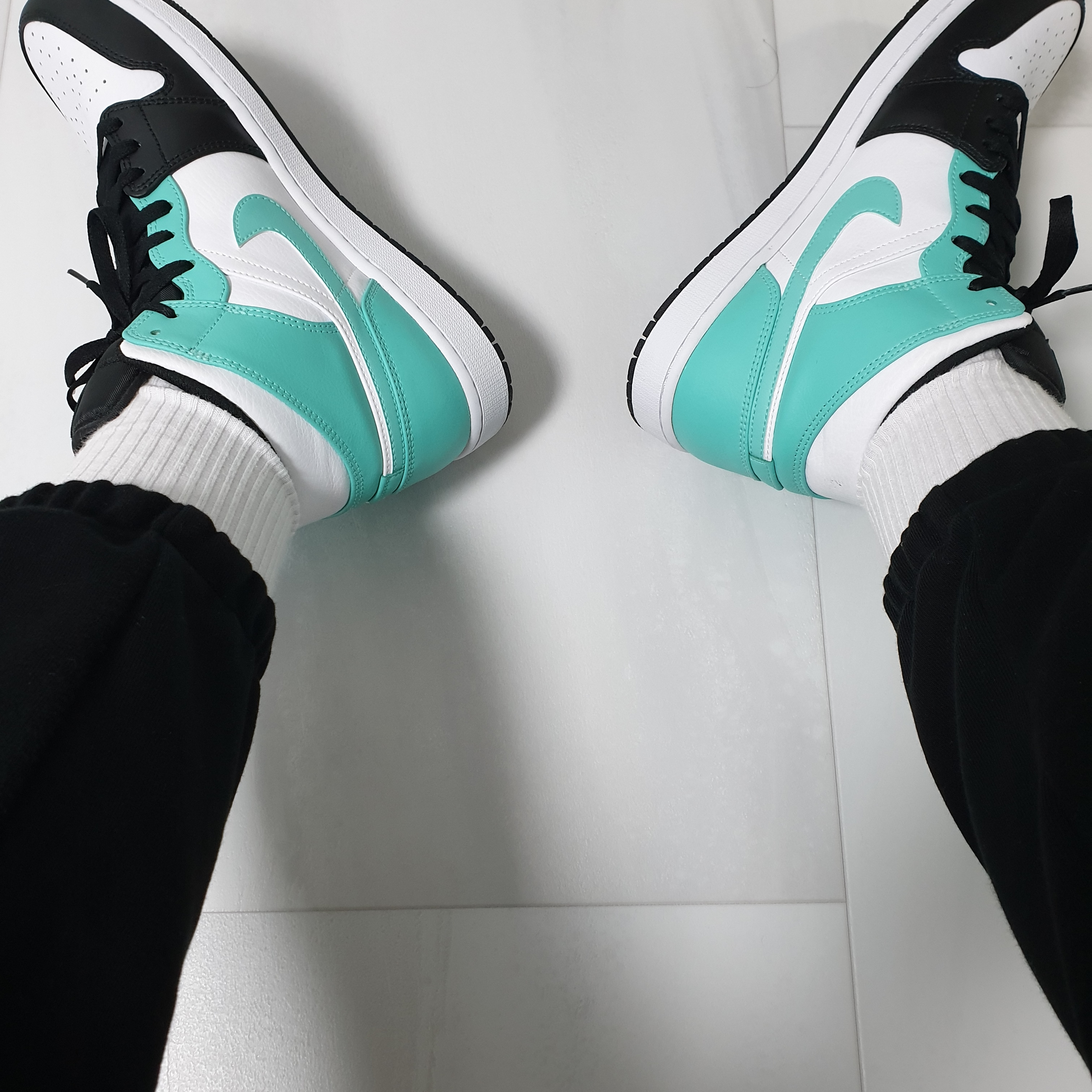 Jordan 1 Mid Tropical Twist 착용 스타일 - 3