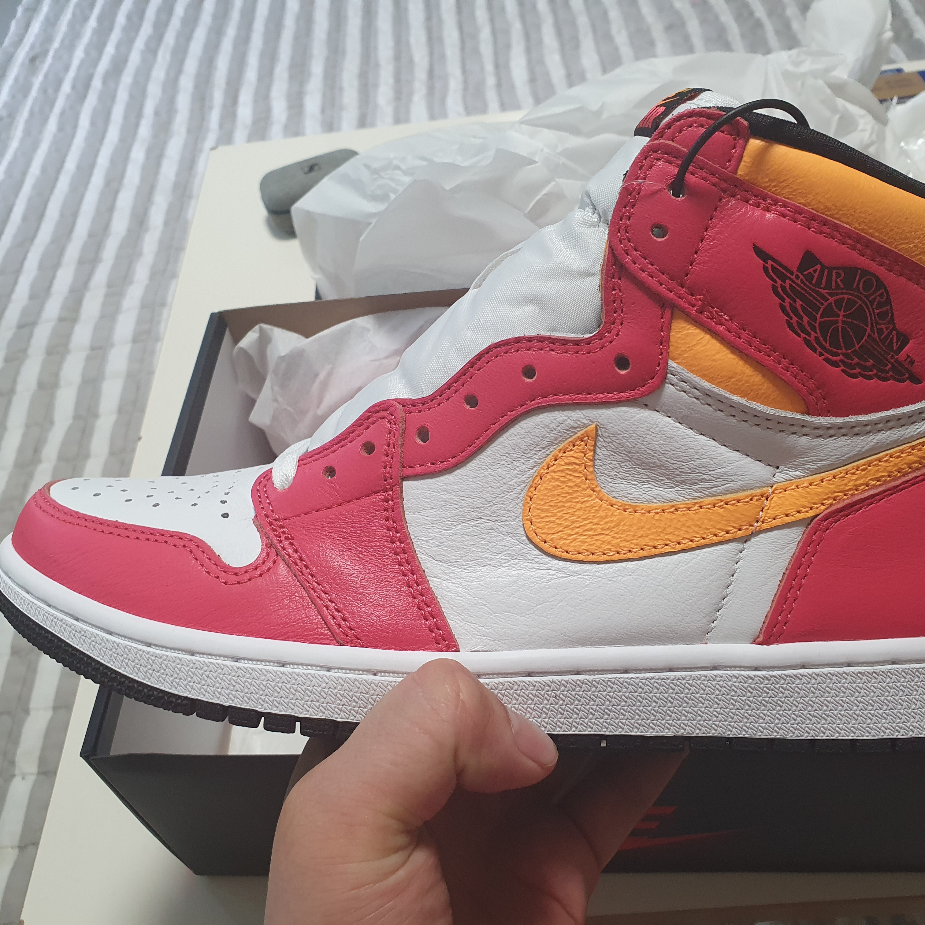 Jordan 1 Retro High OG Light Fusion Red 착용 스타일 - 2