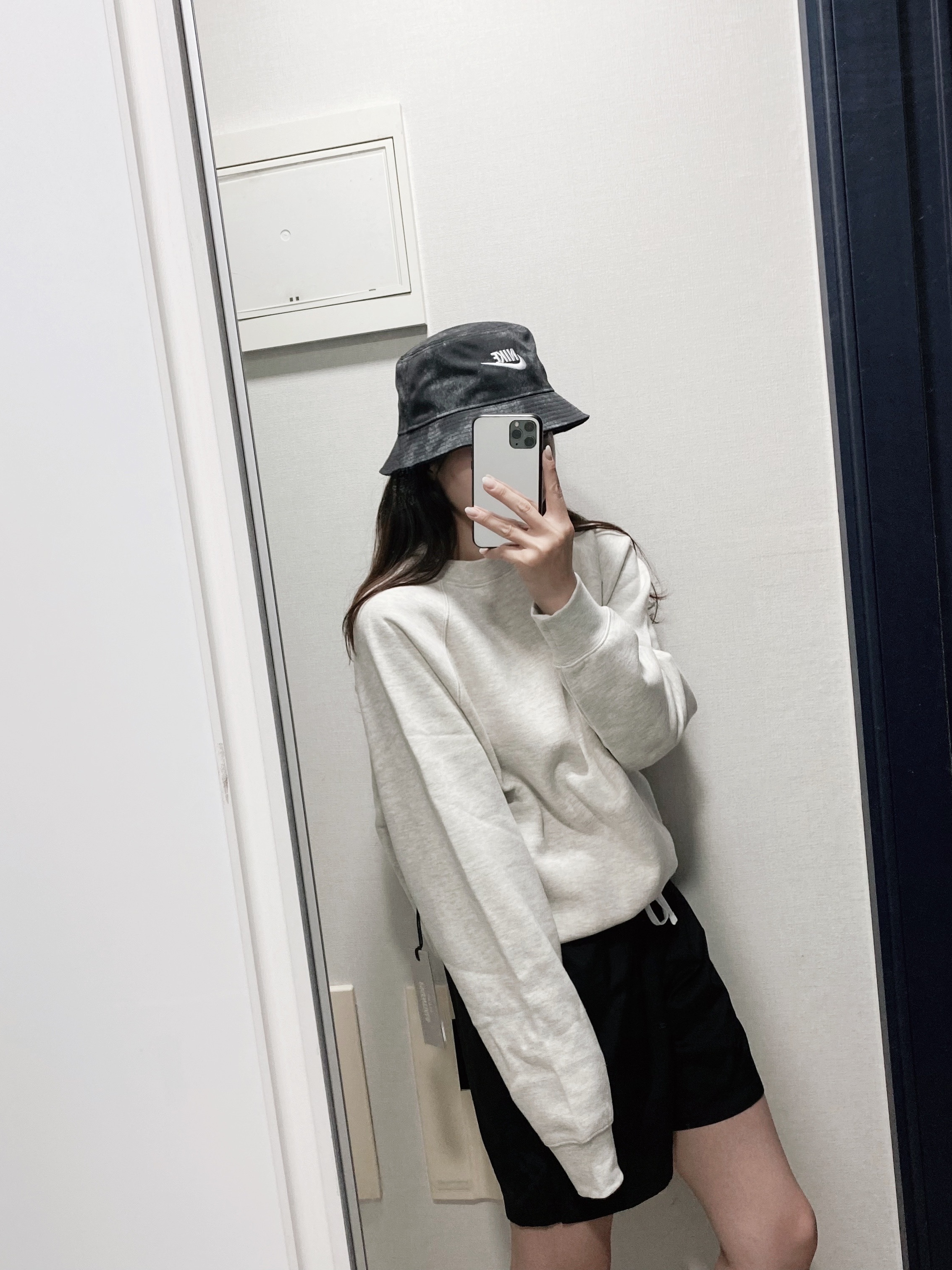 Nike Bucket Futura Tie-Dye Black, Essentials Pull-Over Crewneck Sweatshirt Oatmeal - 21SS 착용 스타일 - 2