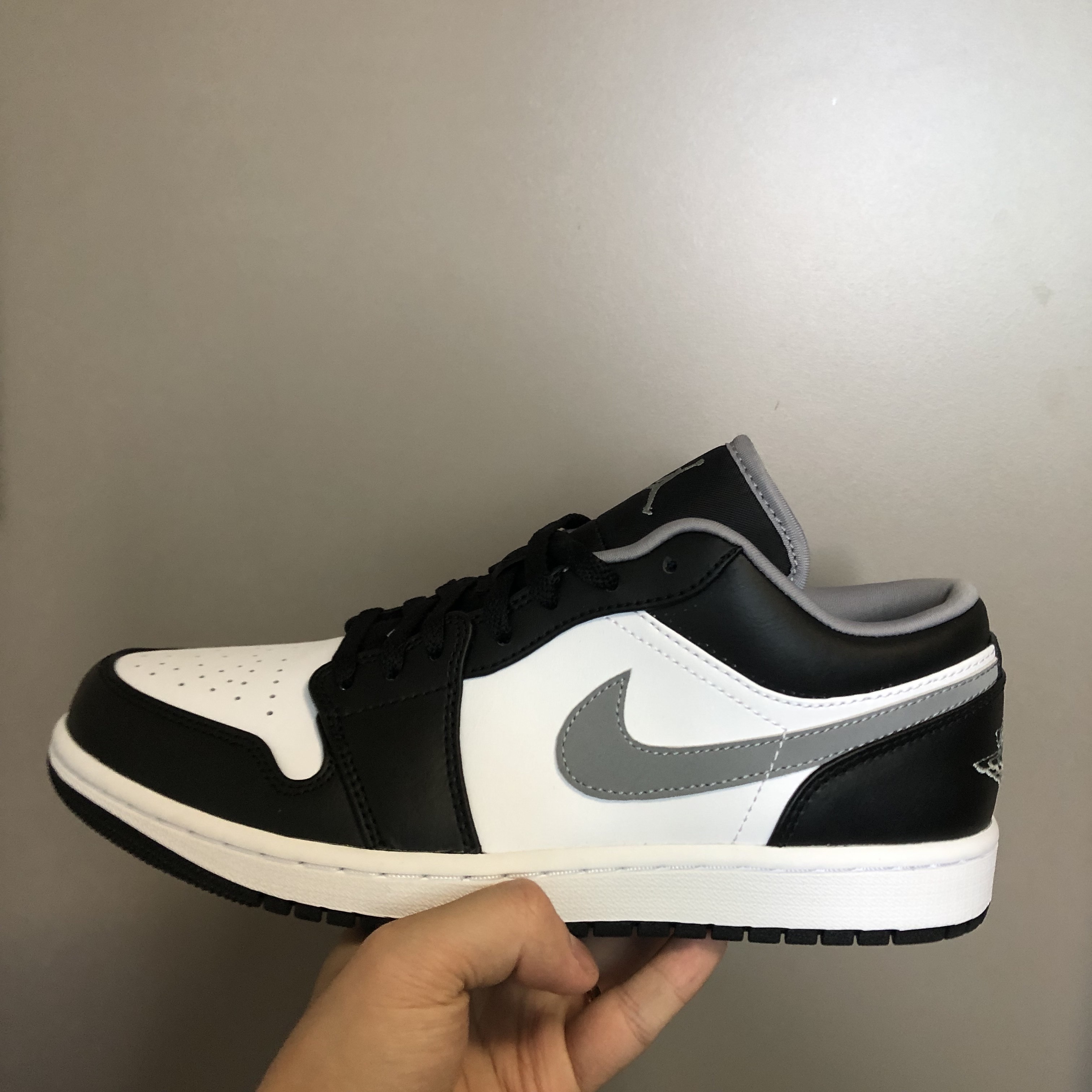Jordan 1 Low Black Particle Grey 착용 스타일 - 2