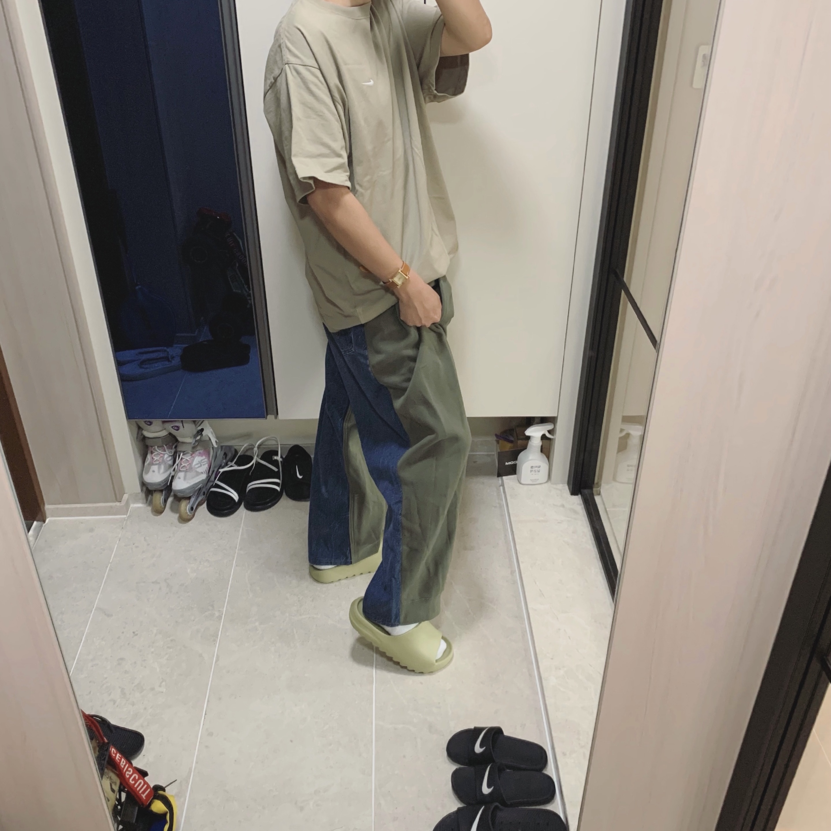 Adidas Yeezy Slide Resin 2021, Nike NRG Solo Swoosh T-Shirt Khaki - US/EU 착용 스타일 - 1