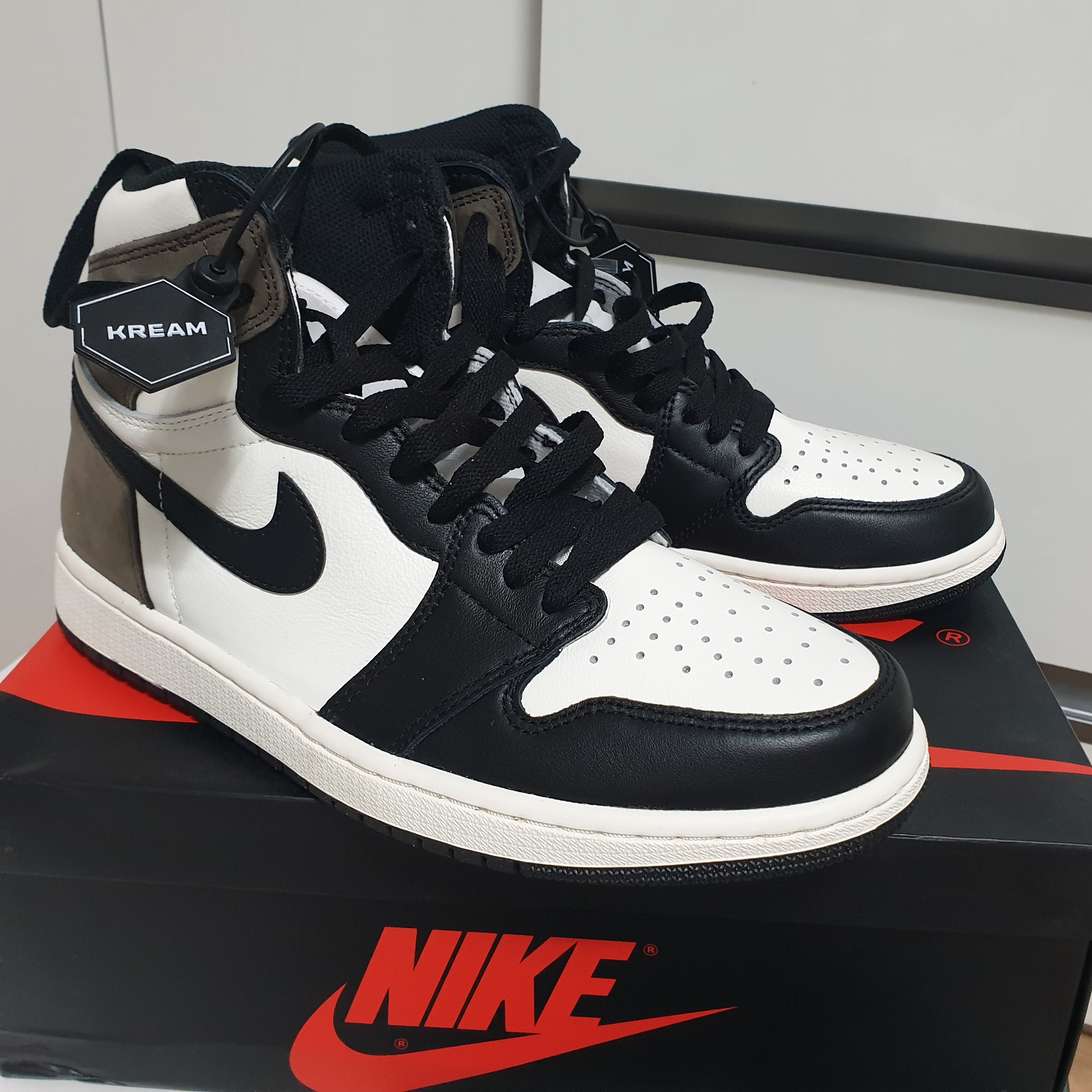 Jordan 1 Retro High OG Black Mocha 착용 스타일