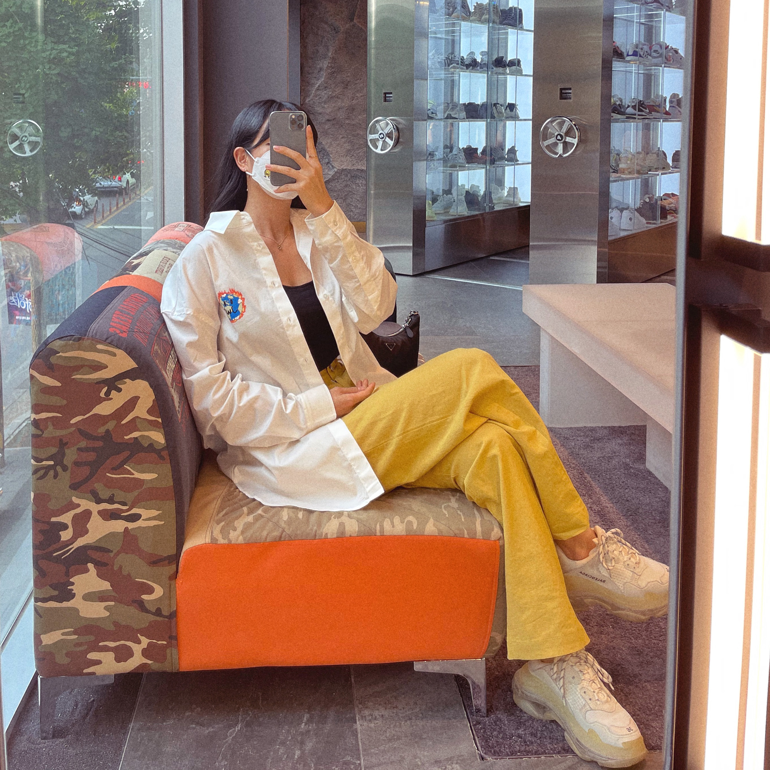 (W) Balenciaga Triple S Clear Sole White 2019 착용 스타일 - 3