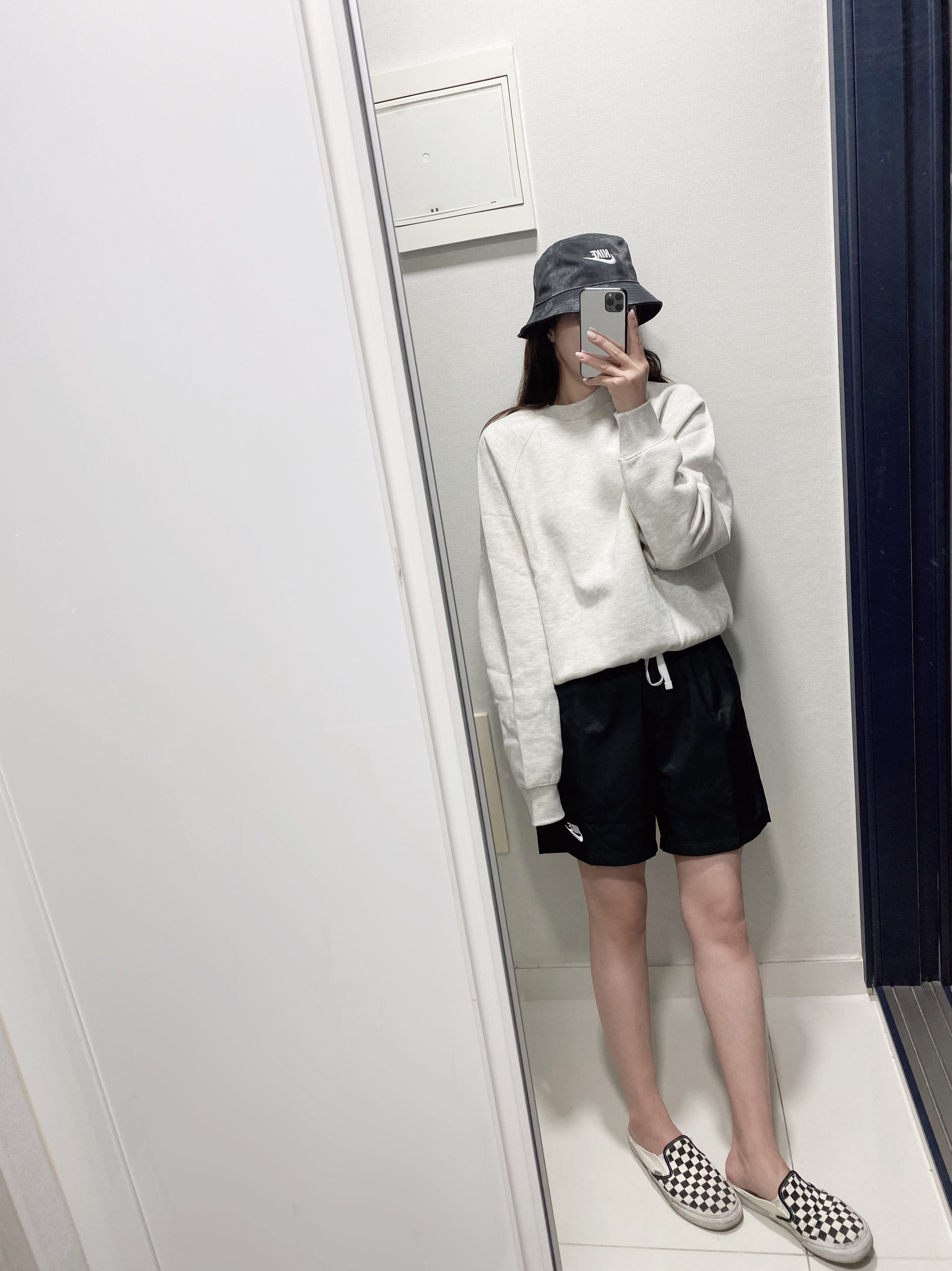 Nike Bucket Futura Tie-Dye Black, Essentials Pull-Over Crewneck Sweatshirt Oatmeal - 21SS 착용 스타일 - 1