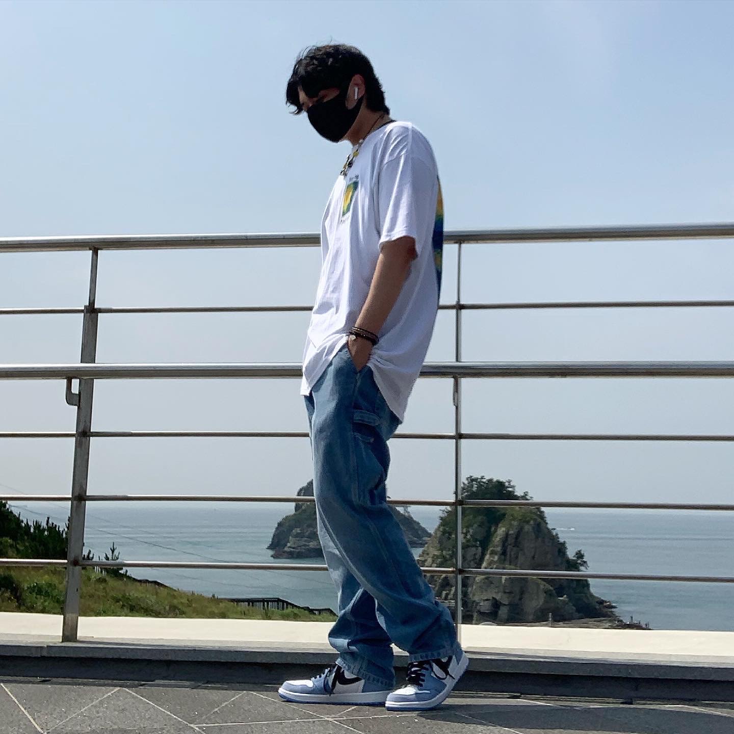 Stussy Midnight Insanity T-Shirt White, Jordan 1 Retro High OG University Blue 착용 스타일 - 1