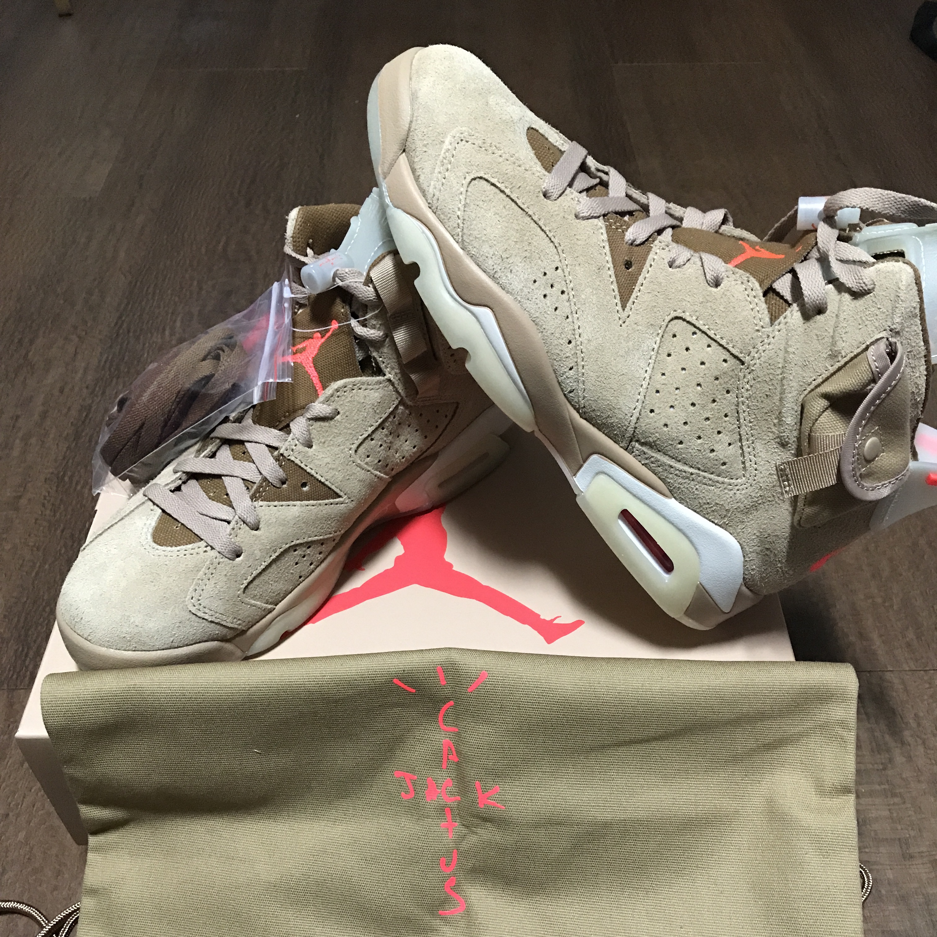 Jordan 6 x Travis Scott Retro SP British Khaki 착용 스타일