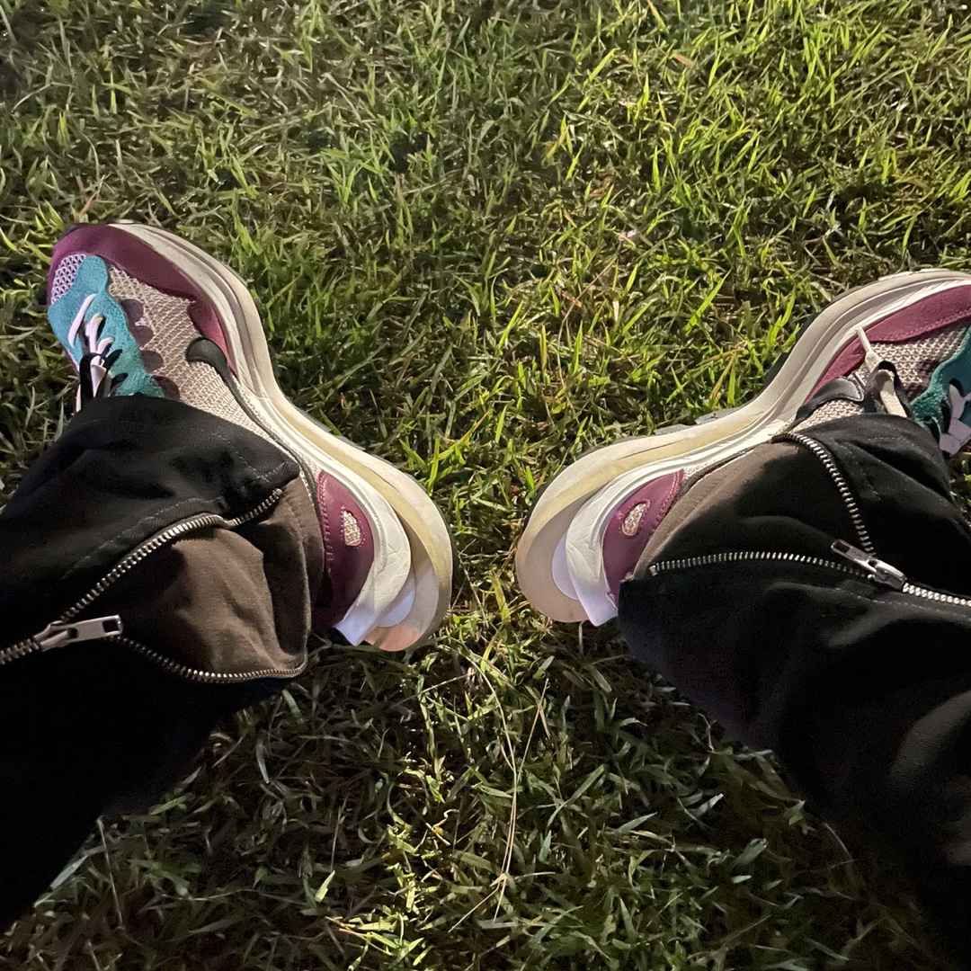 Nike x Sacai VaporWaffle String & Black Villain Red 착용 스타일