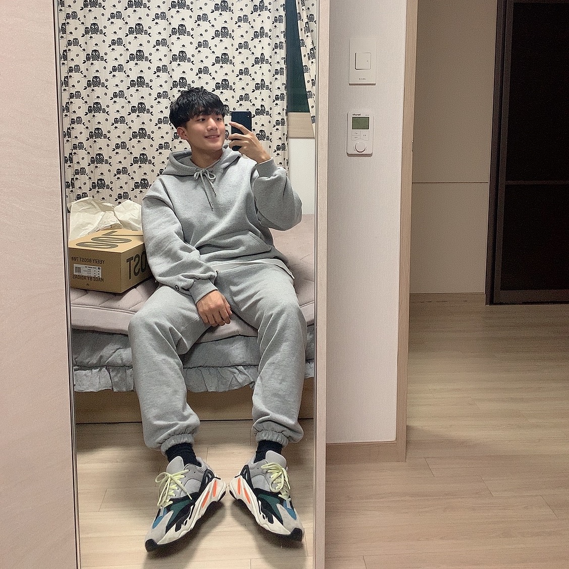 Adidas Yeezy Boost 700 Wave Runner Solid Grey 2017/2019 착용 스타일 - 2