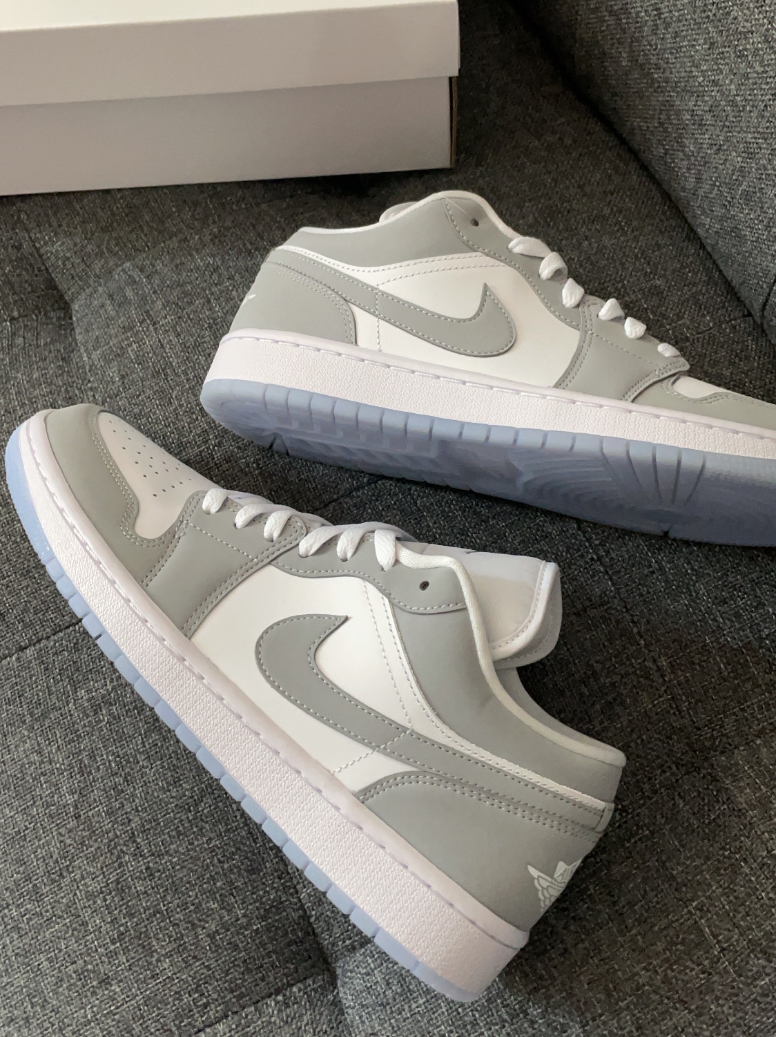 (W) Jordan 1 Low White Wolf Grey 착용 스타일 - 1