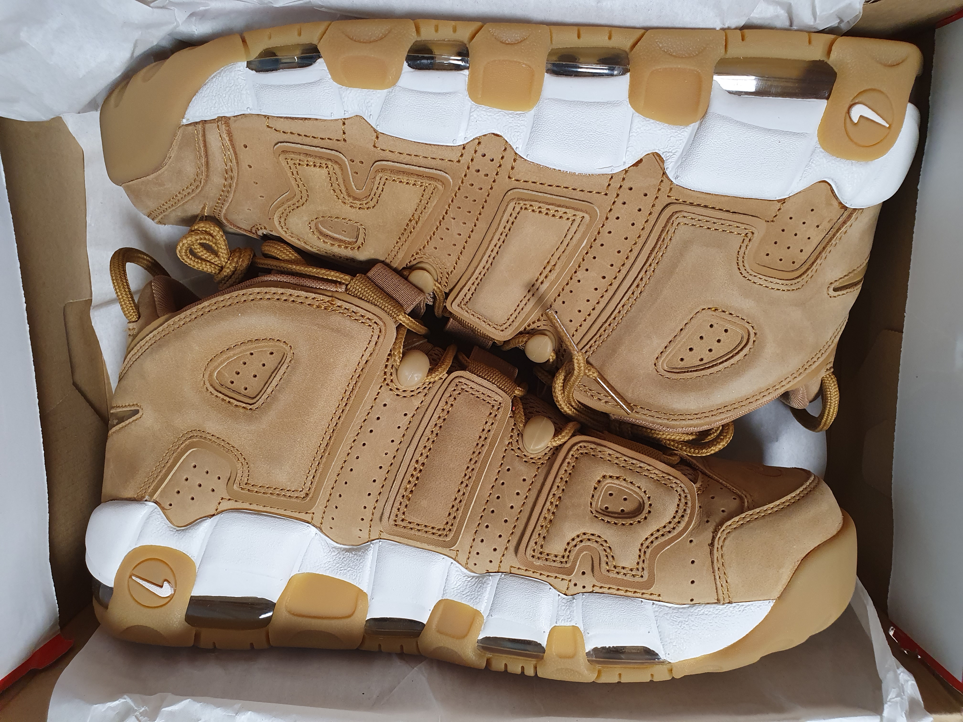 Nike Air More Uptempo Flax 착용 스타일