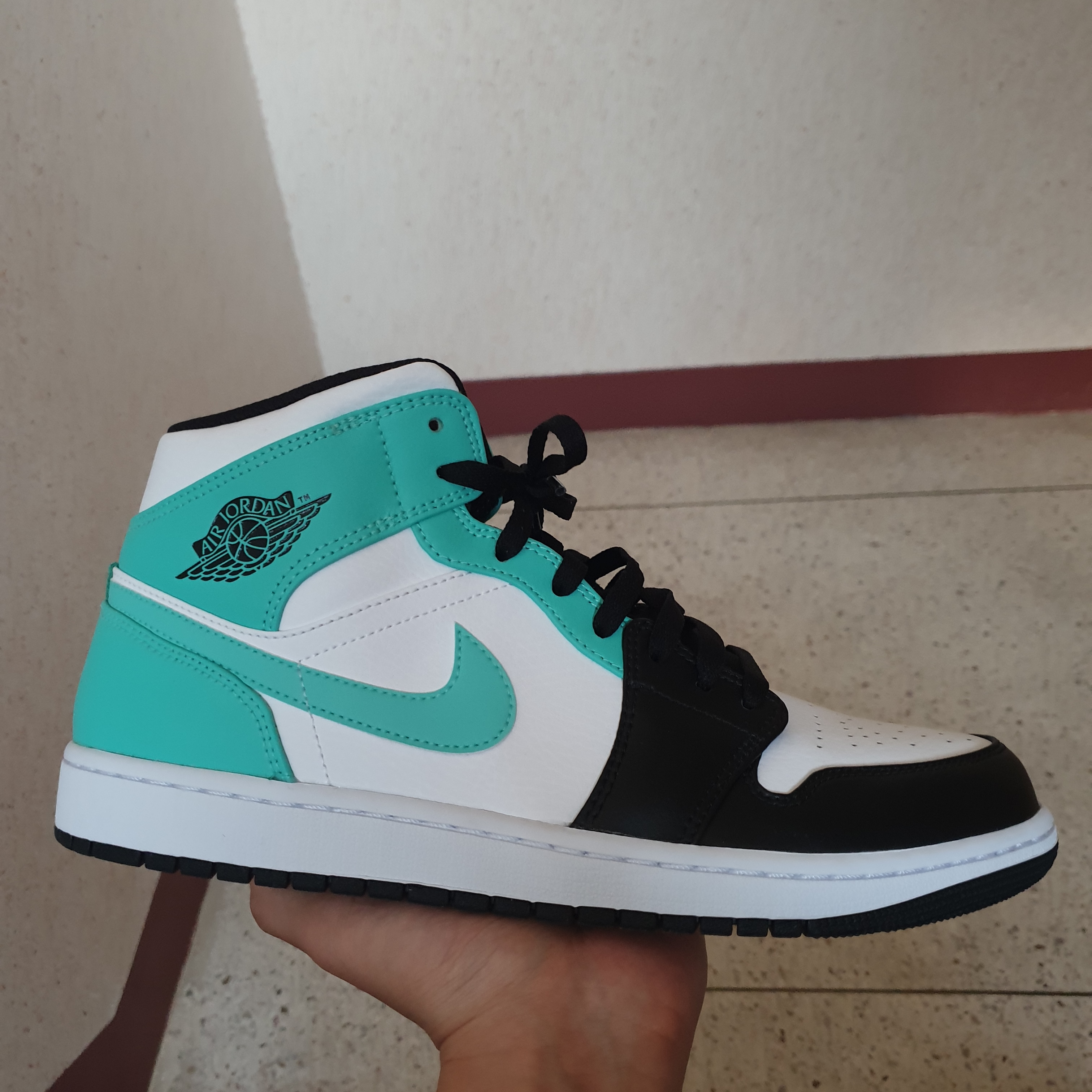 Jordan 1 Mid Tropical Twist 착용 스타일 - 2