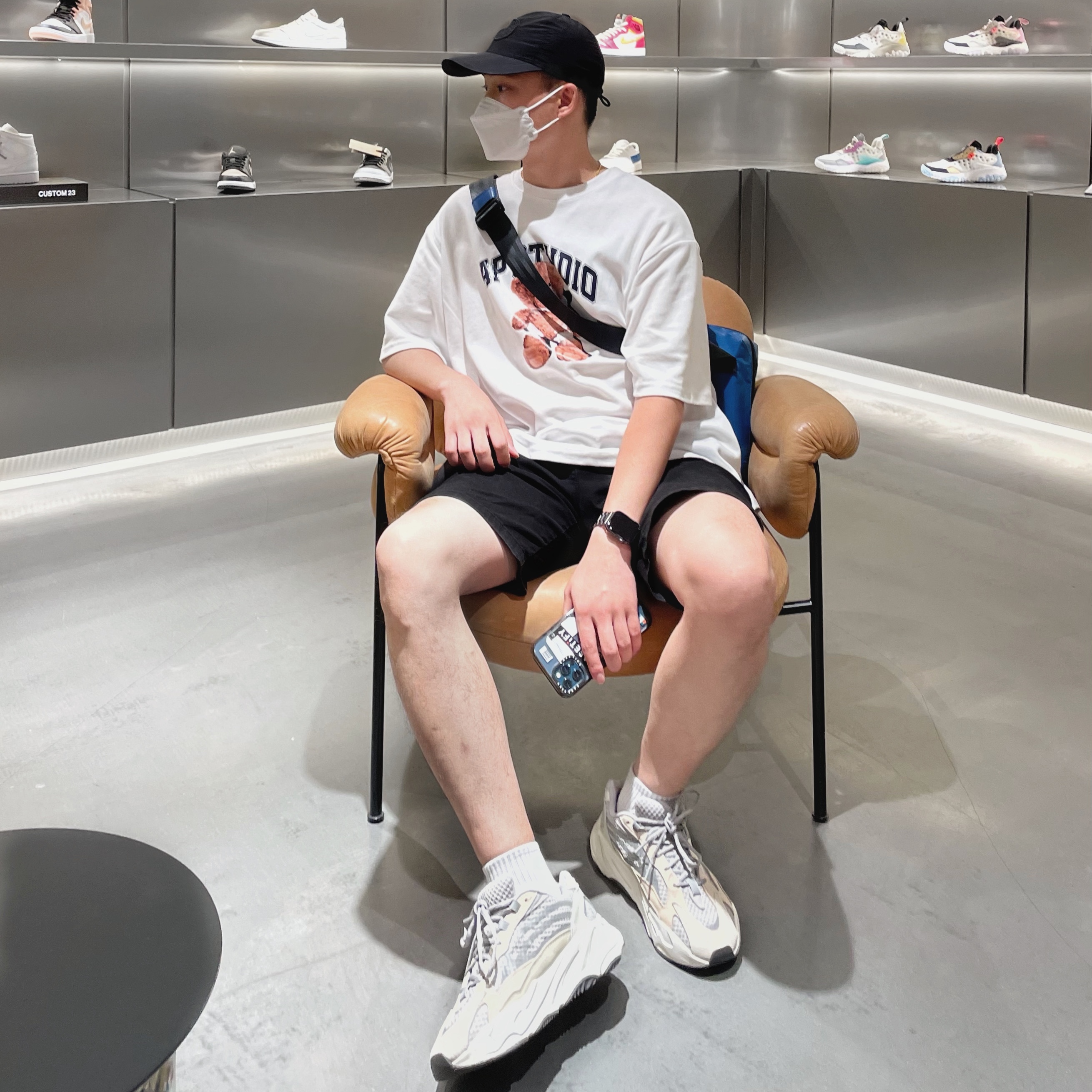 Adidas Yeezy Boost 700 V2 Cream 착용 스타일