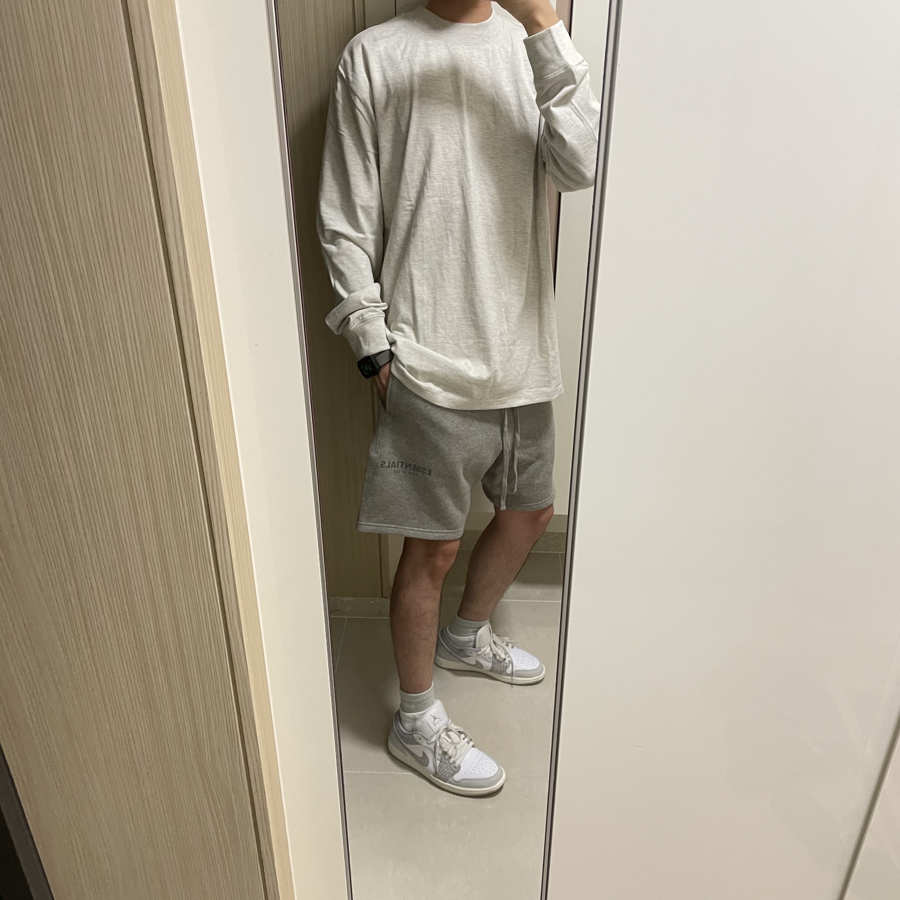 Essentials Sweatshorts Heather Oatmeal - 21SS, Essentials Long Sleeve T-Shirt Oatmeal - 21SS 착용 스타일 - 1