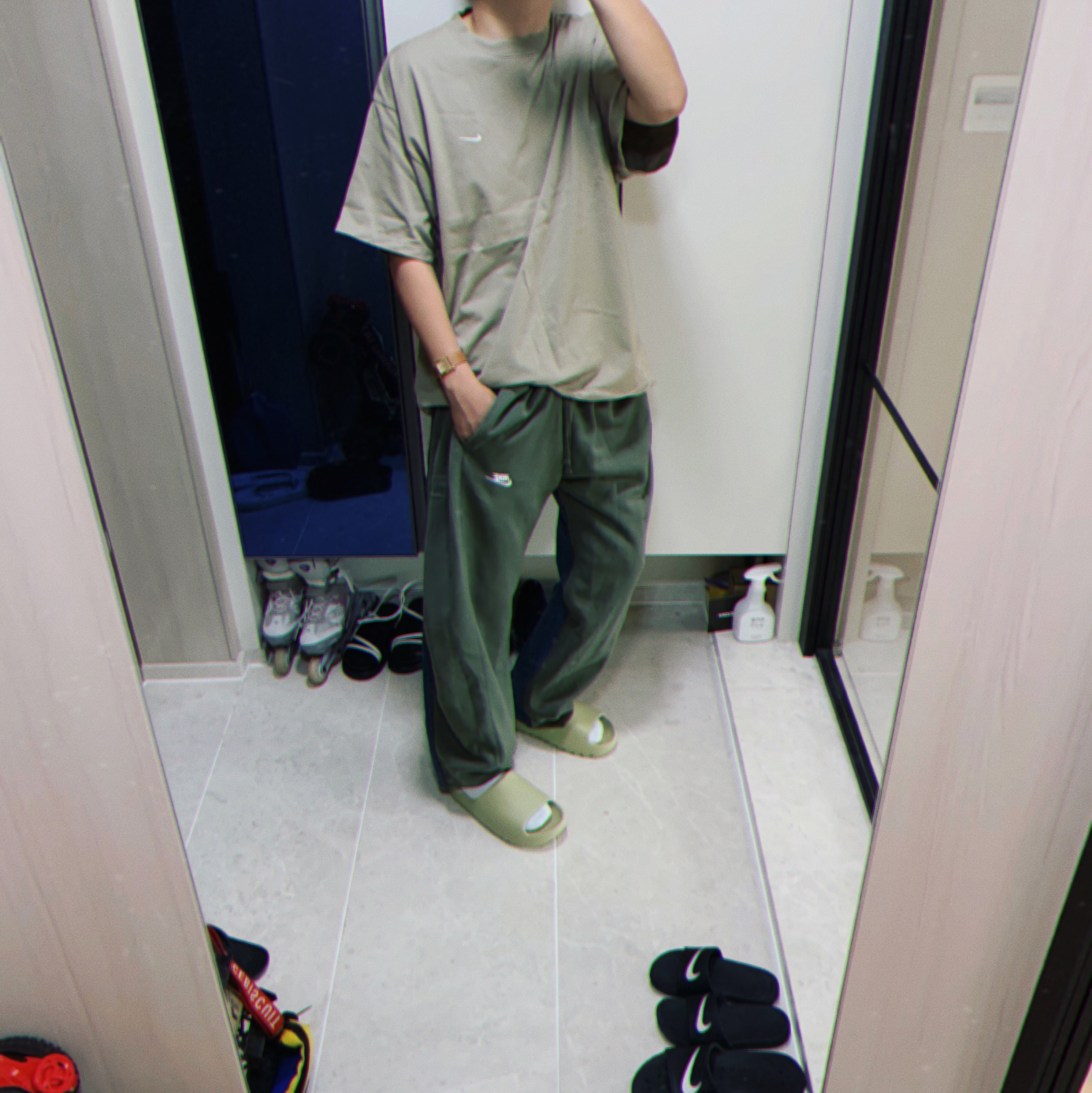 Adidas Yeezy Slide Resin 2021, Nike NRG Solo Swoosh T-Shirt Khaki - US/EU 착용 스타일 - 2