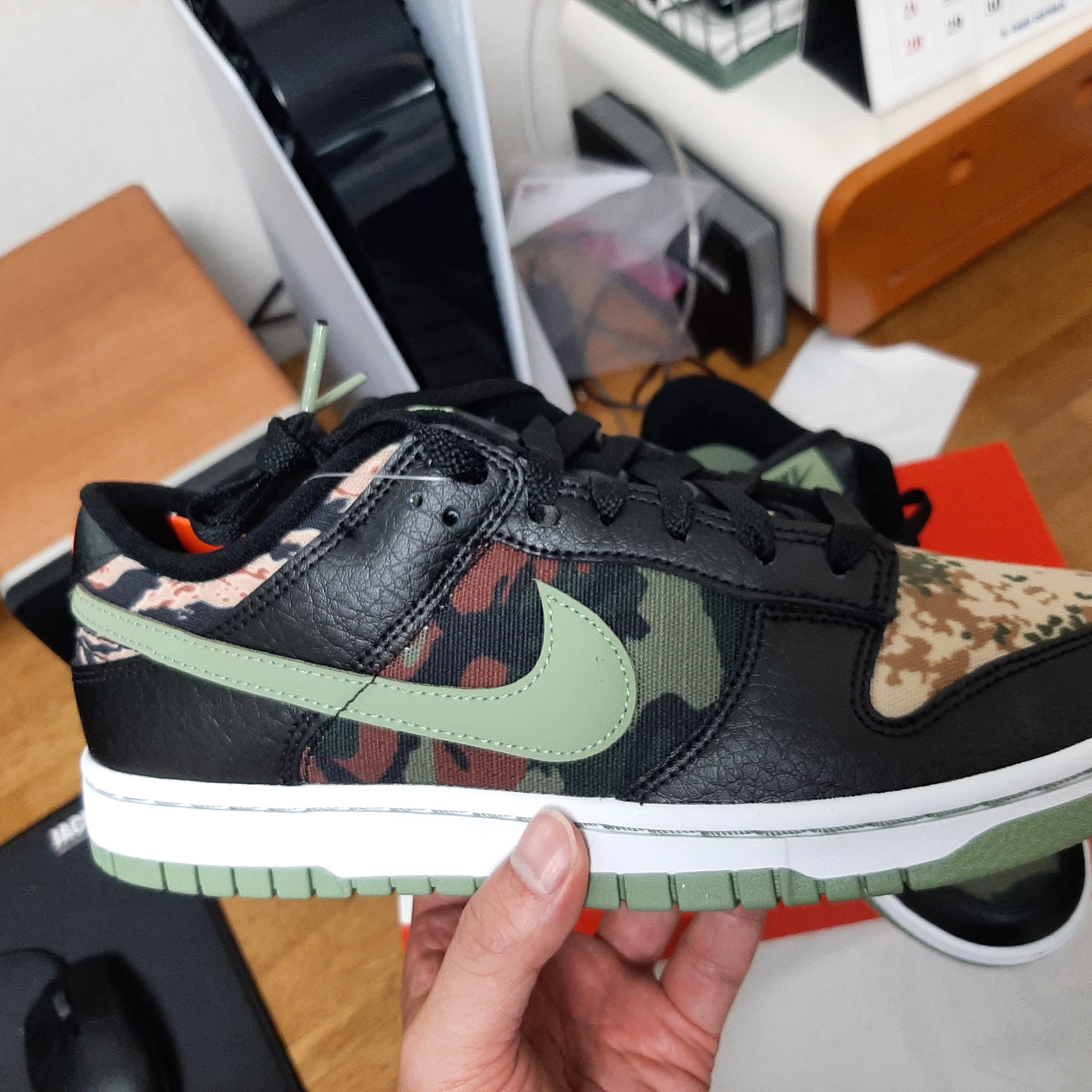Nike Dunk Low SE Black Multi Camo 착용 스타일 - 2