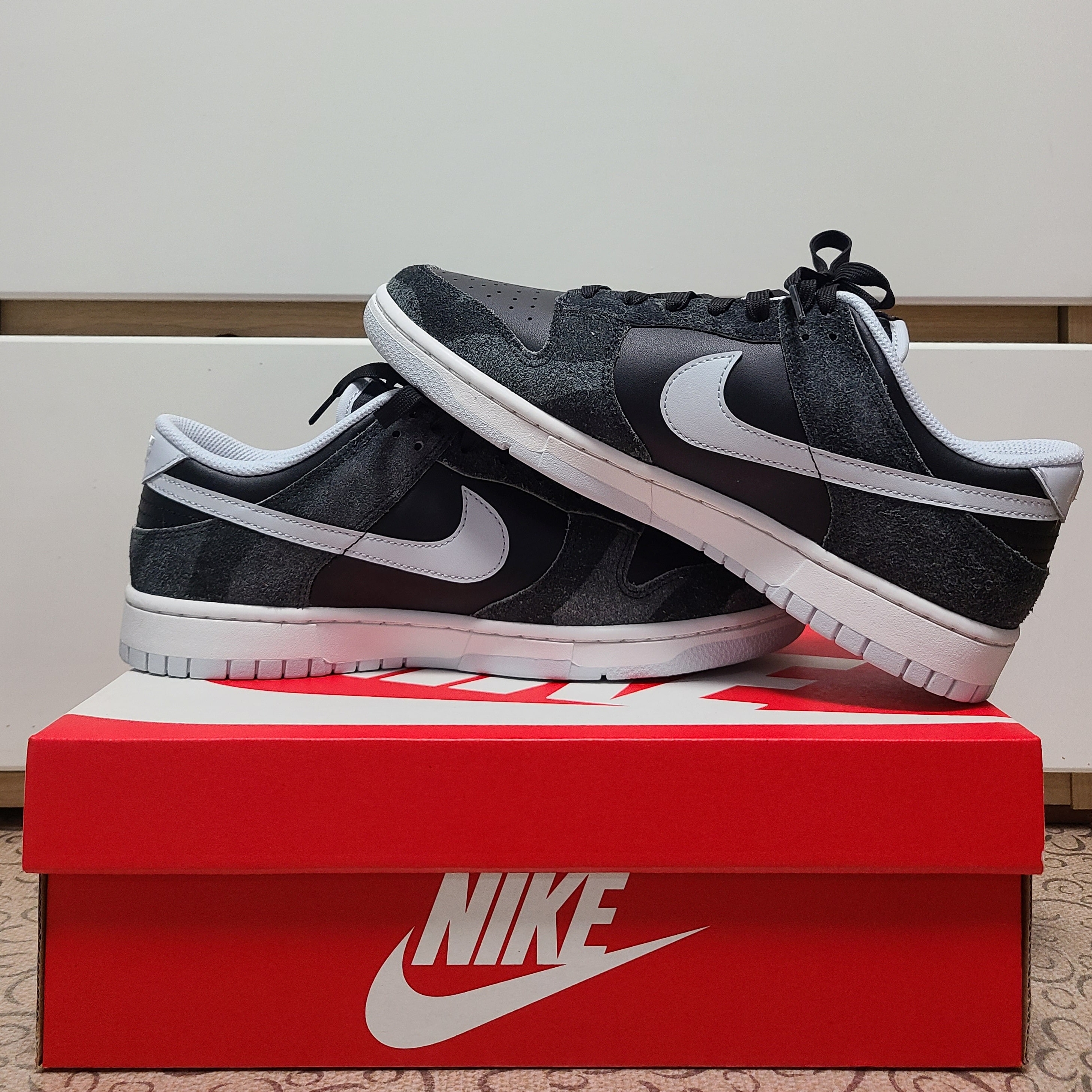 Nike Dunk Low Retro PRM Zebra 착용 스타일