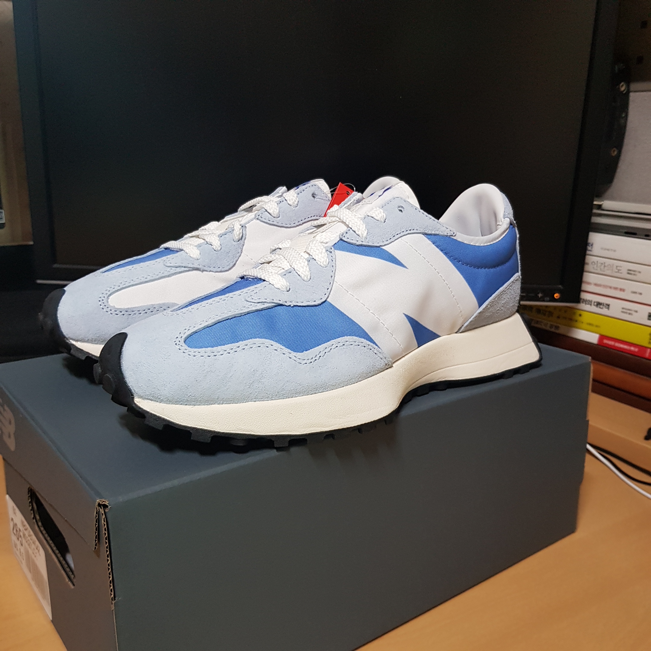 New Balance 327 Blue White 착용 스타일 - 1