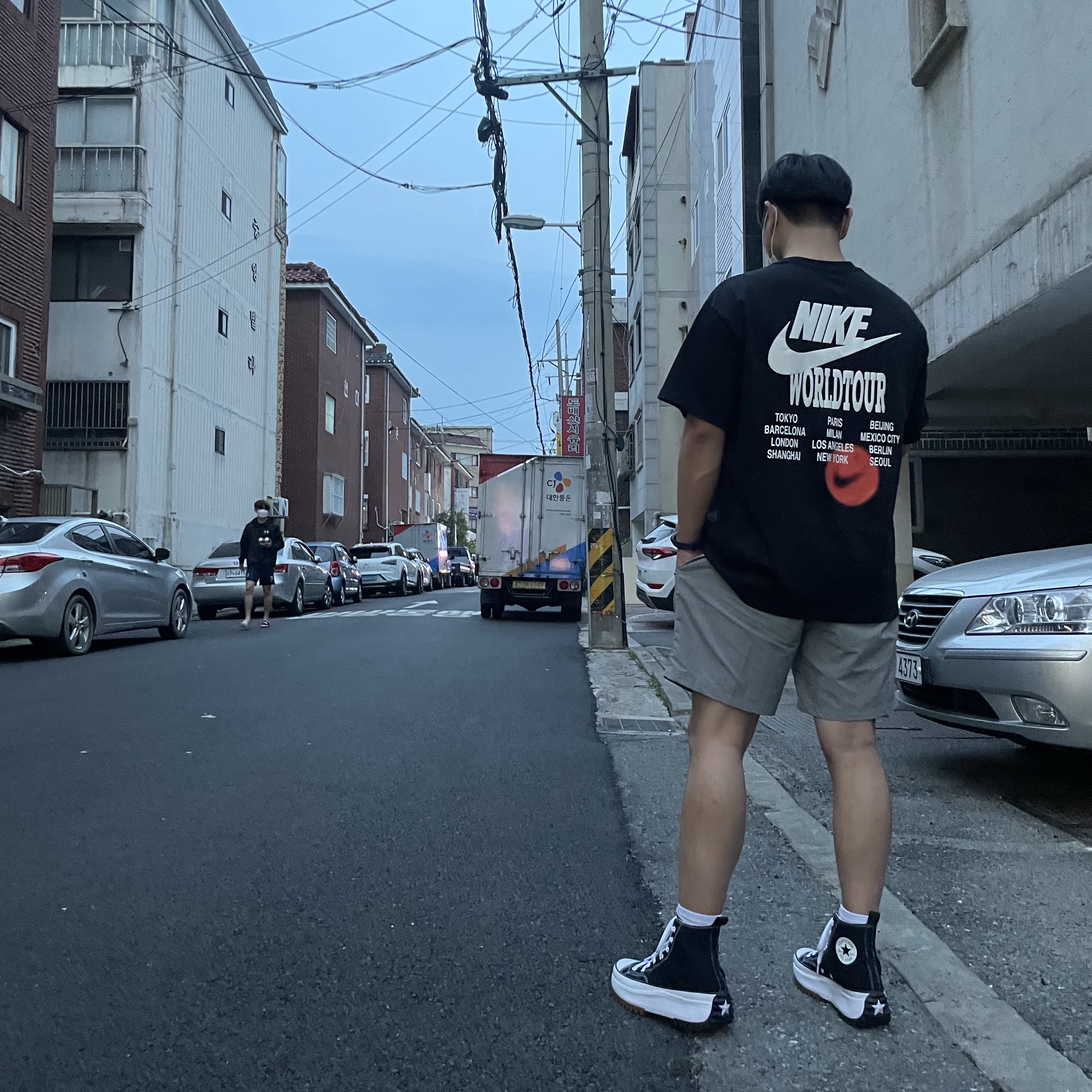 Converse Run Star Hike Hi Black White Gum, Nike World Tour Crewneck Black - Asia 착용 스타일