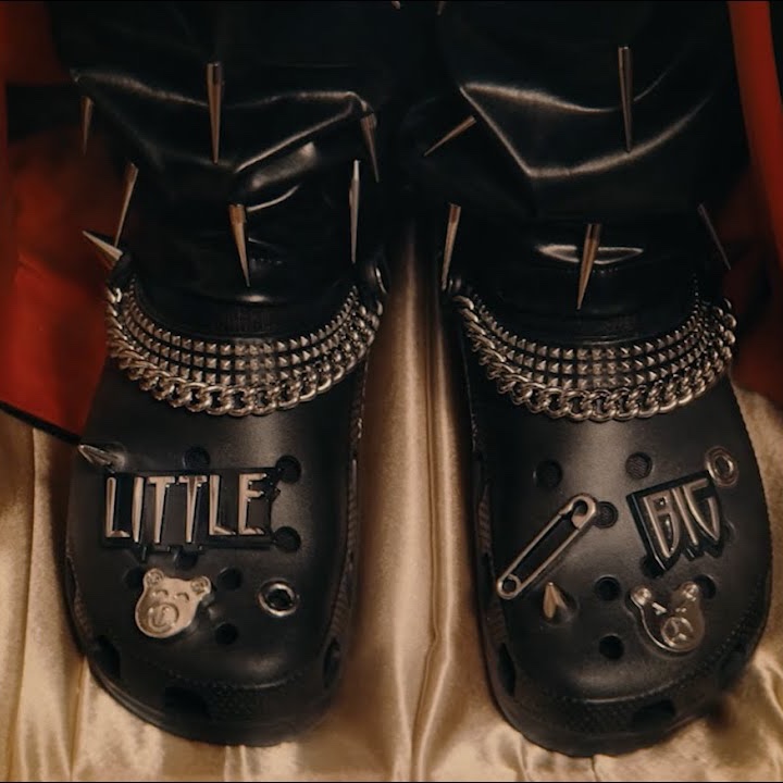 Crocs x Little Big Classic Clog Black 착용 스타일 - 2