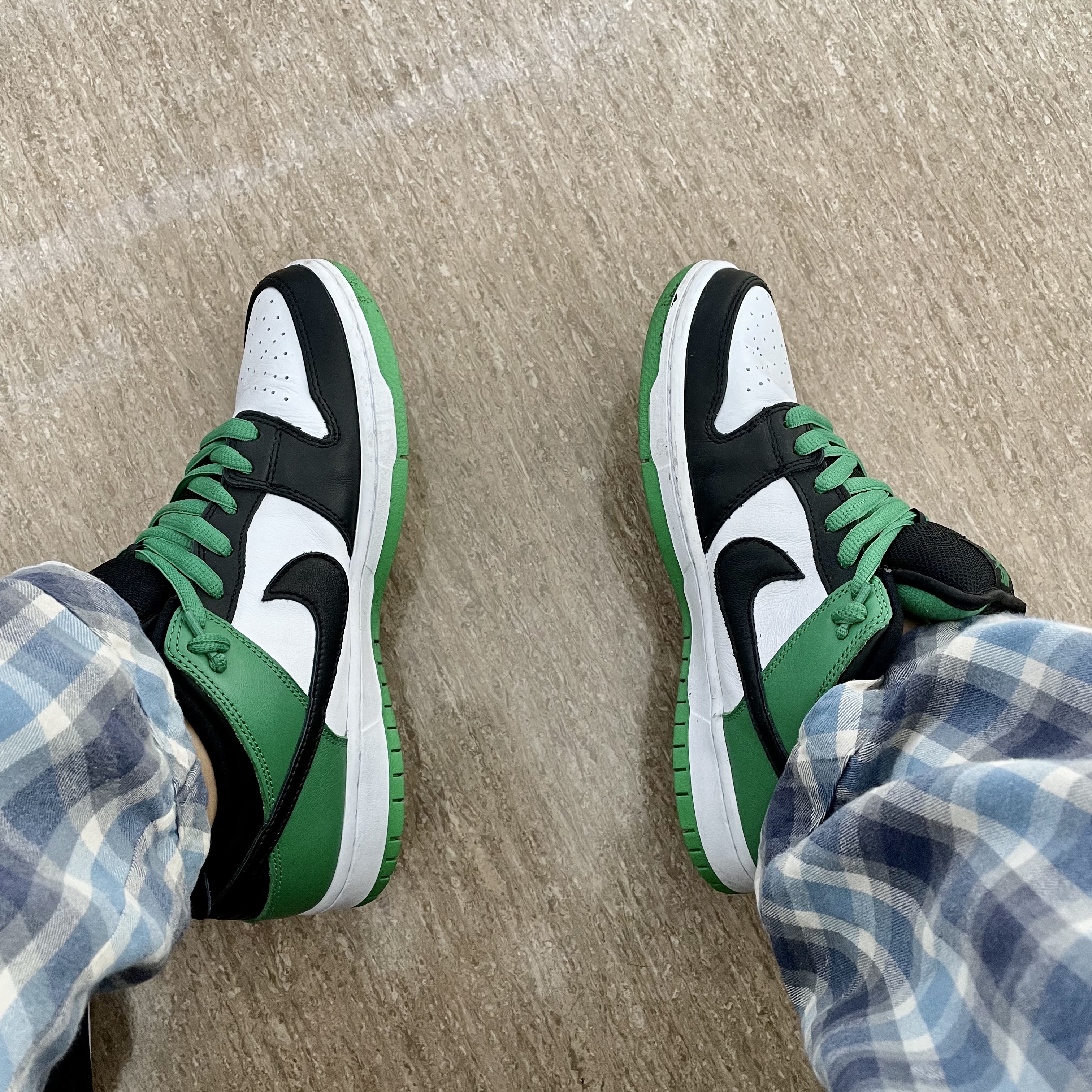 Nike SB Dunk Low Pro Black and Classic Green 착용 스타일 - 2