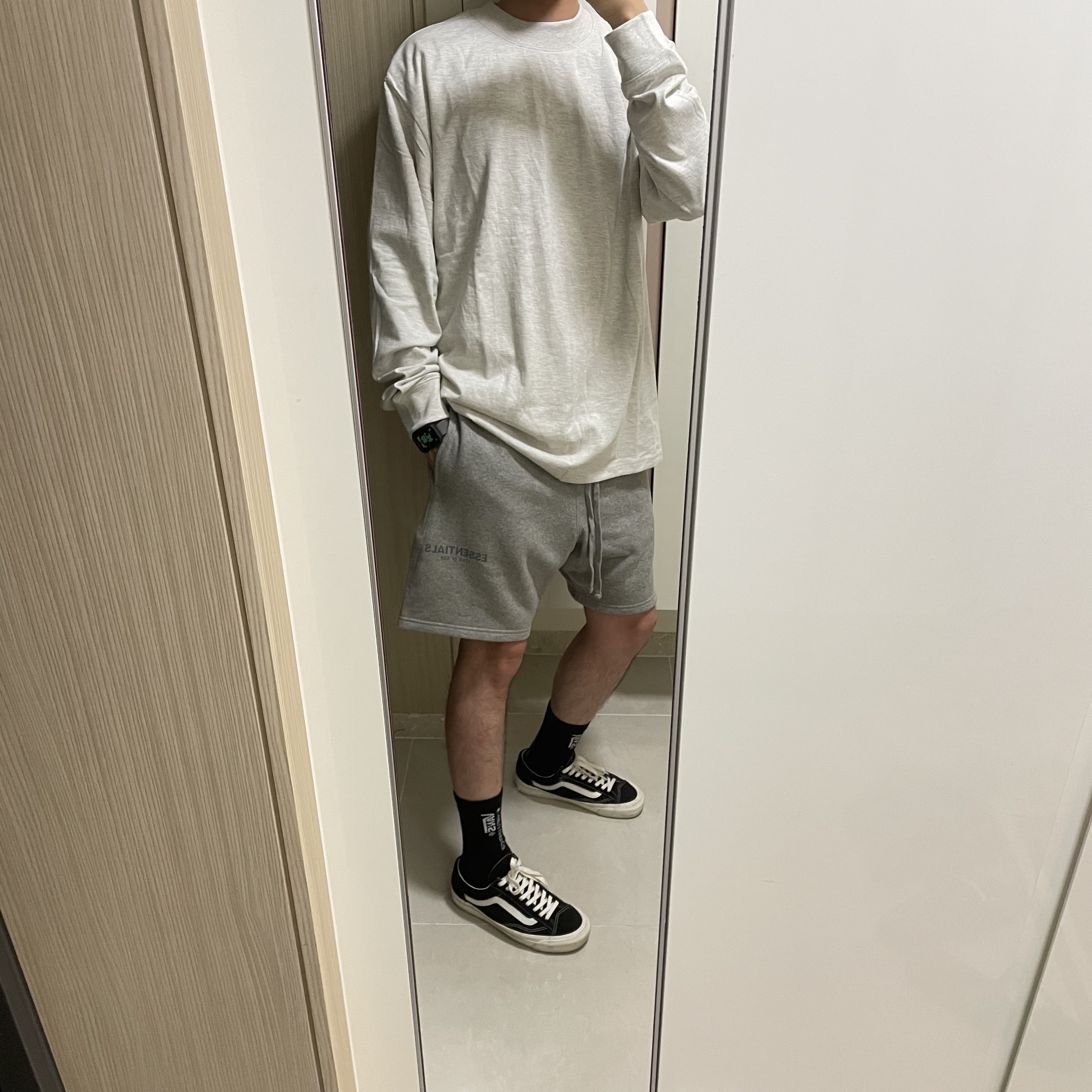 Essentials Sweatshorts Heather Oatmeal - 21SS, Essentials Long Sleeve T-Shirt Oatmeal - 21SS 착용 스타일 - 2