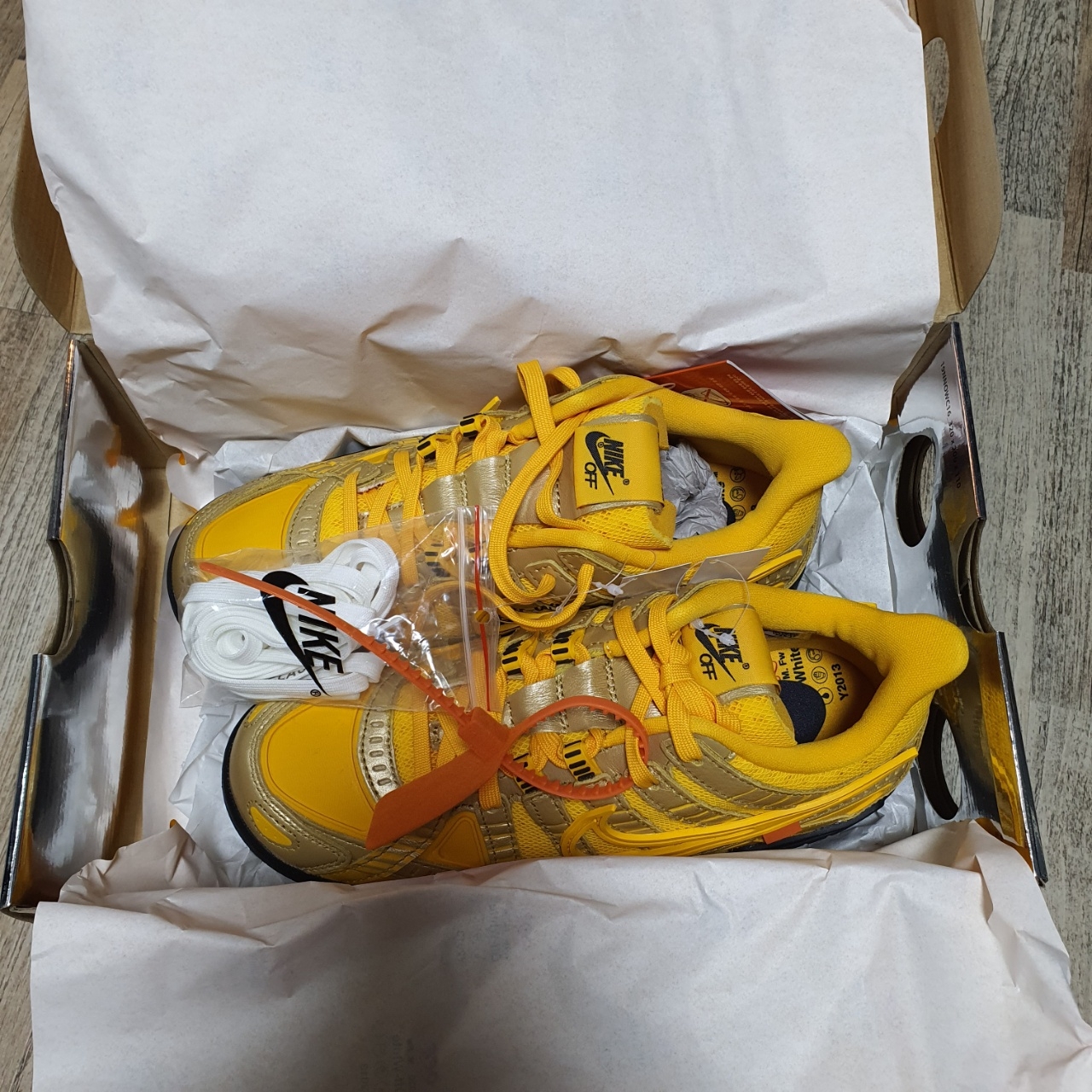 Nike x Off-White Air Rubber Dunk University Gold 착용 스타일 - 2