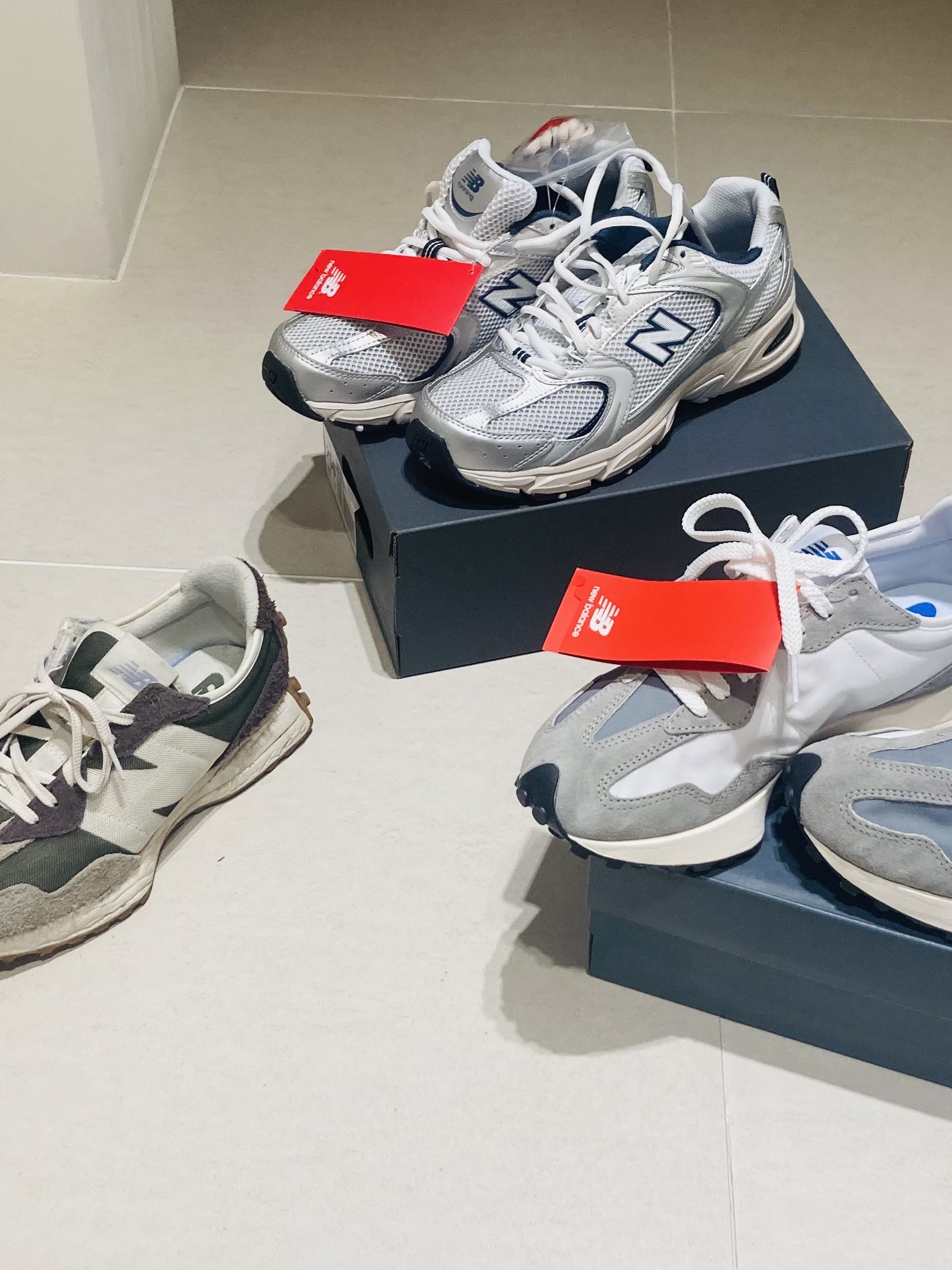 New Balance 530 Steel Grey, New Balance 327 Grey 착용 스타일 - 3