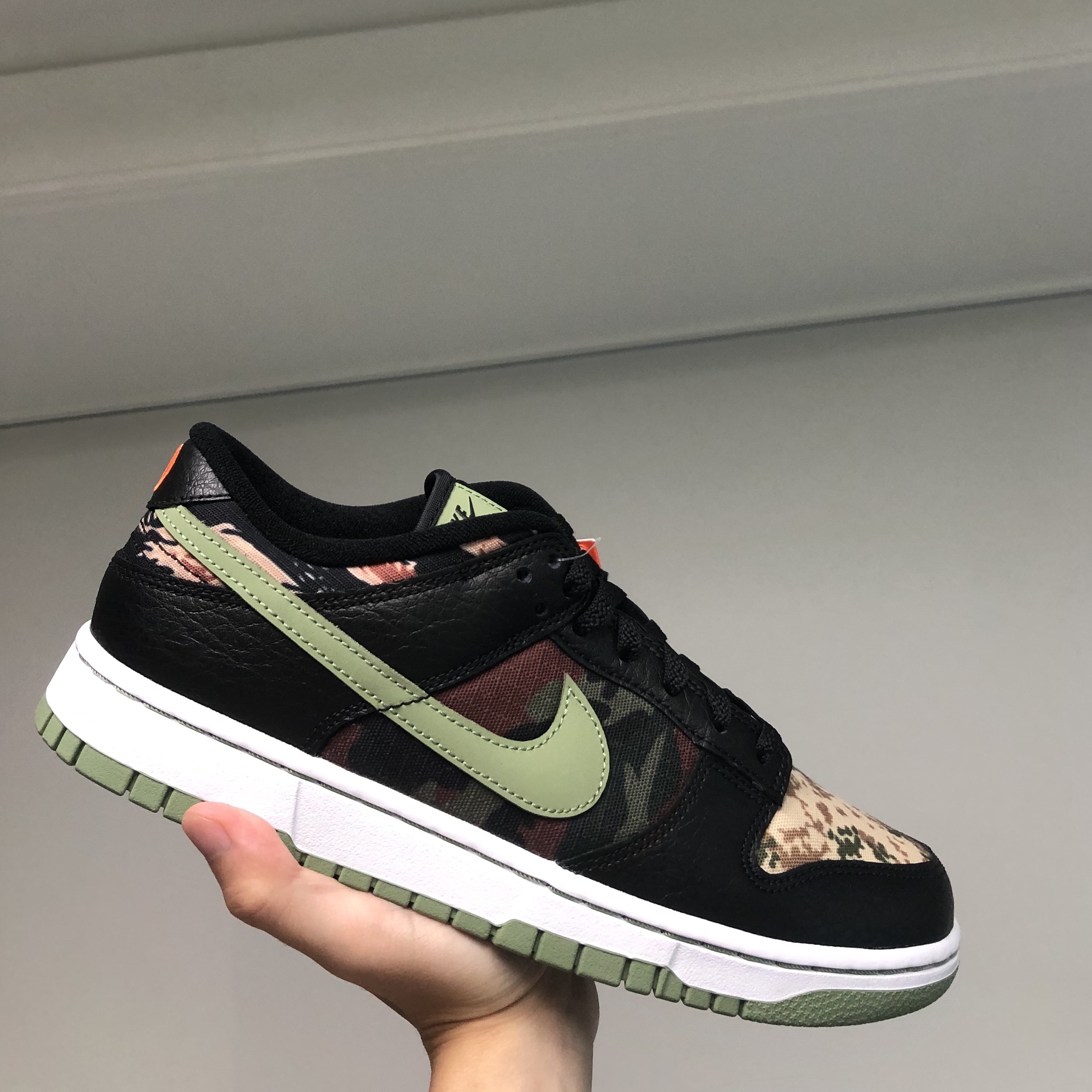 Nike Dunk Low SE Black Multi Camo 착용 스타일