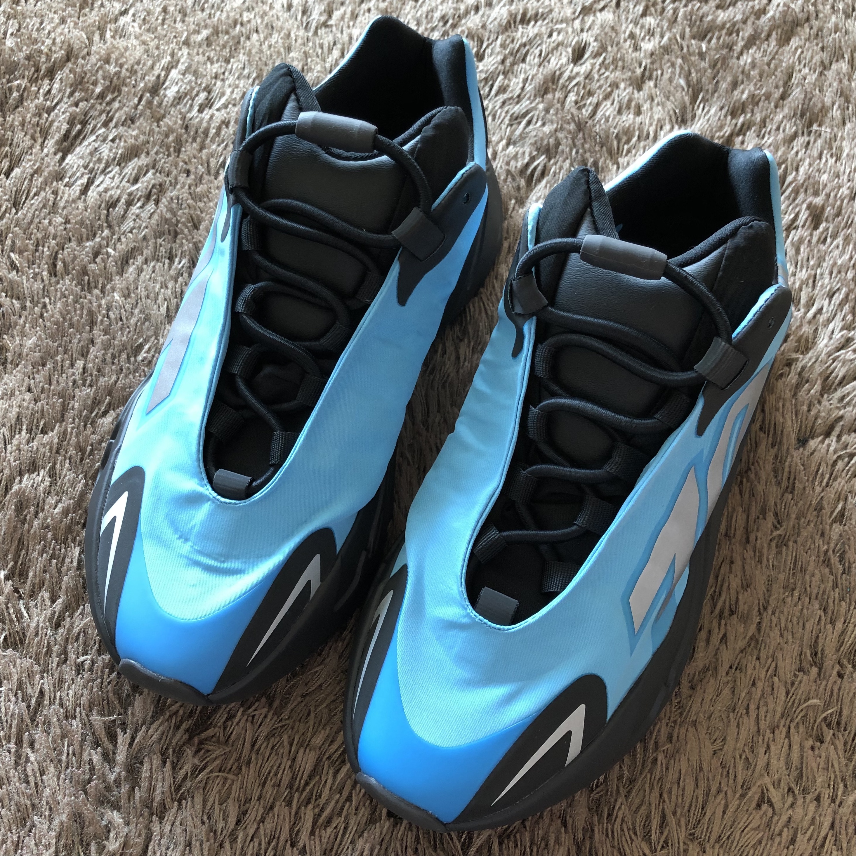 Adidas Yeezy Boost 700 MNVN Bright Cyan 착용 스타일 - 3