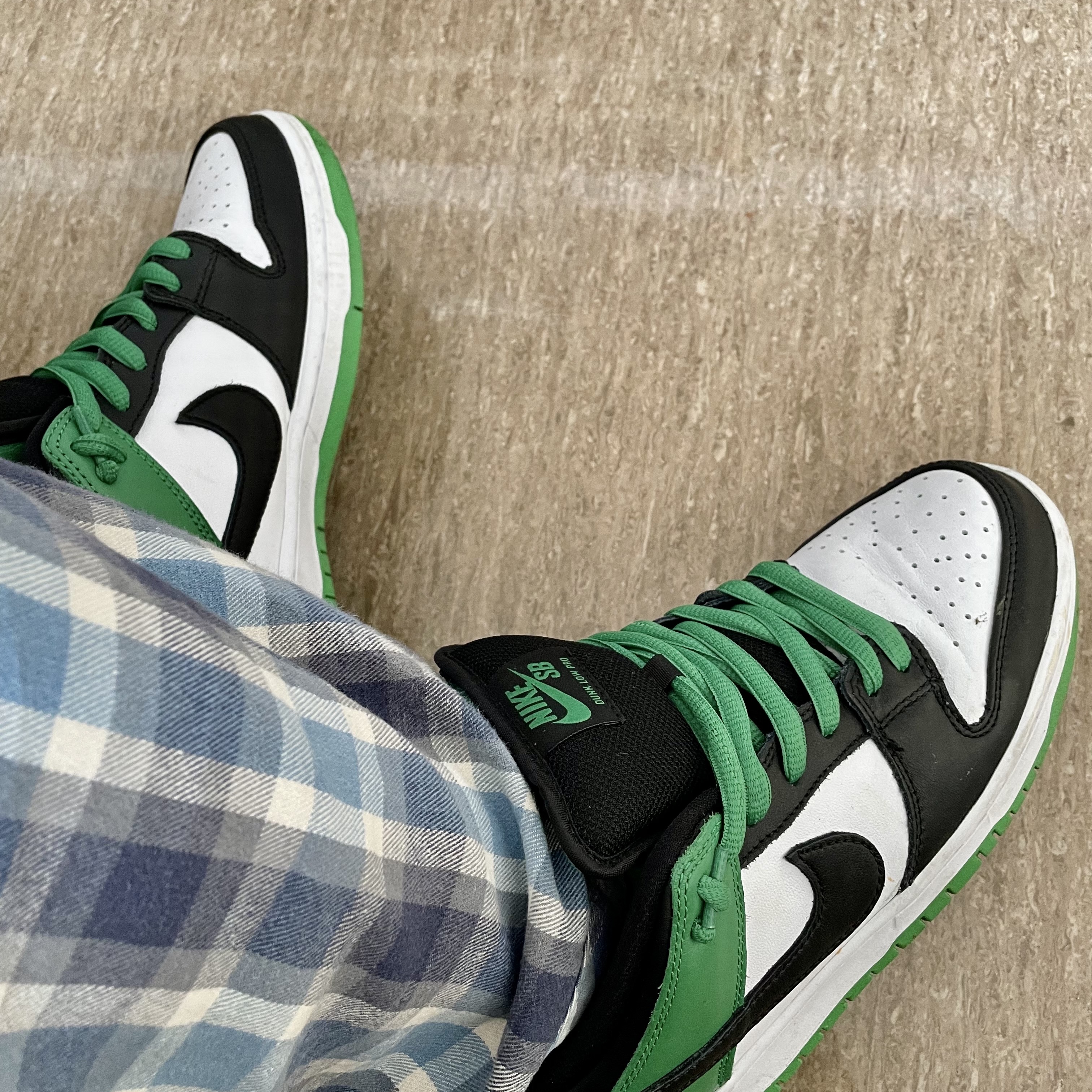 Nike SB Dunk Low Pro Black and Classic Green 착용 스타일 - 1