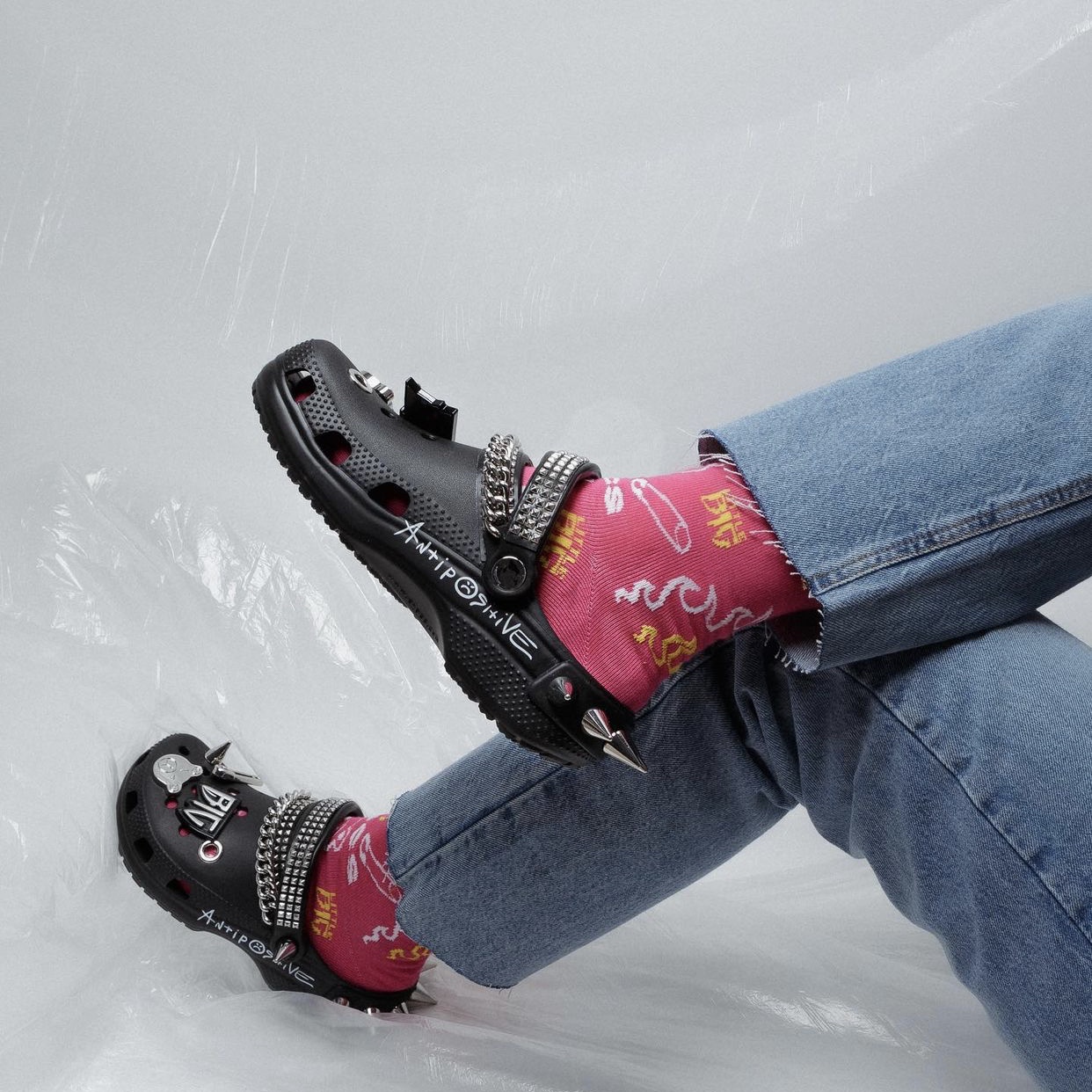 Crocs x Little Big Classic Clog Black 착용 스타일 - 3