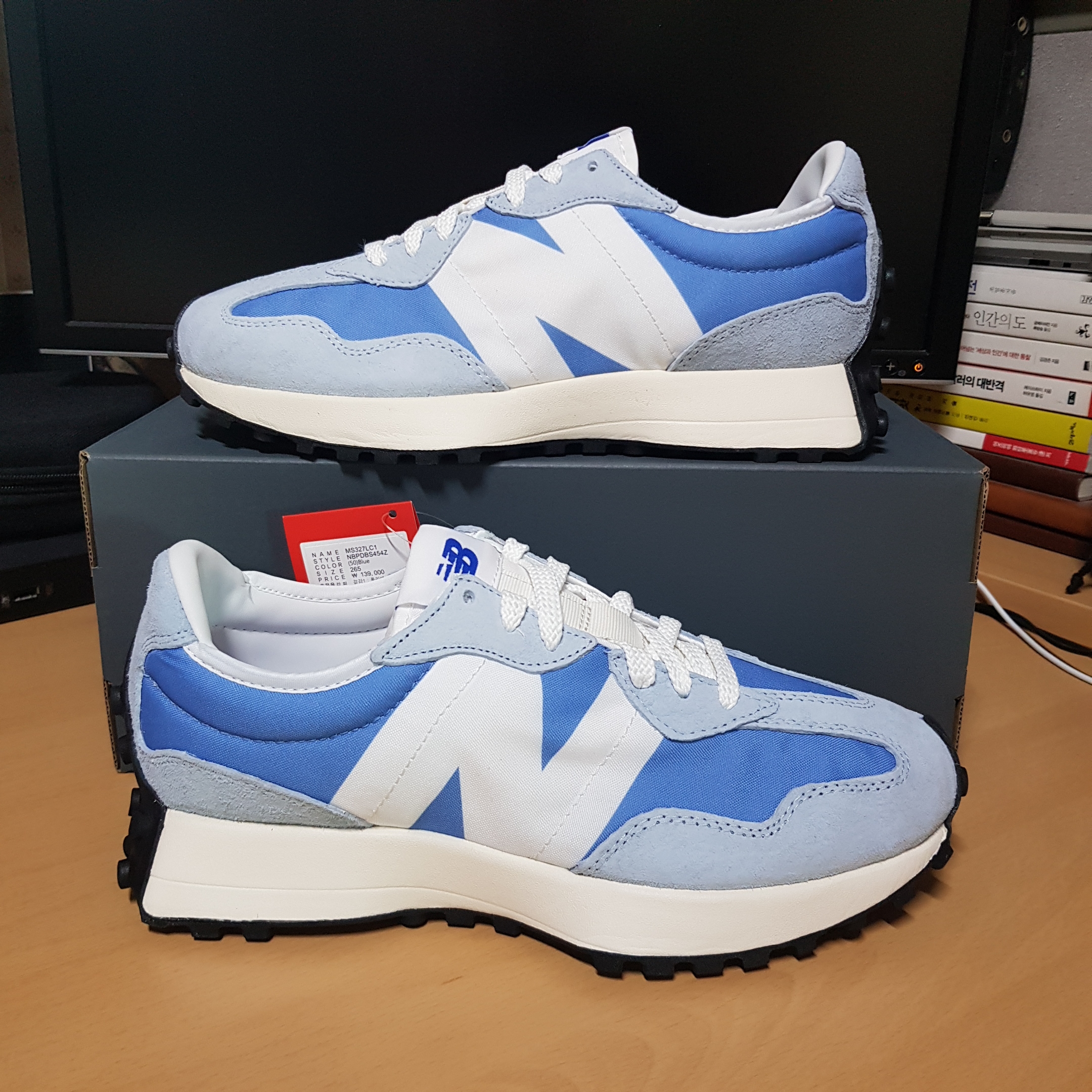 New Balance 327 Blue White 착용 스타일 - 2