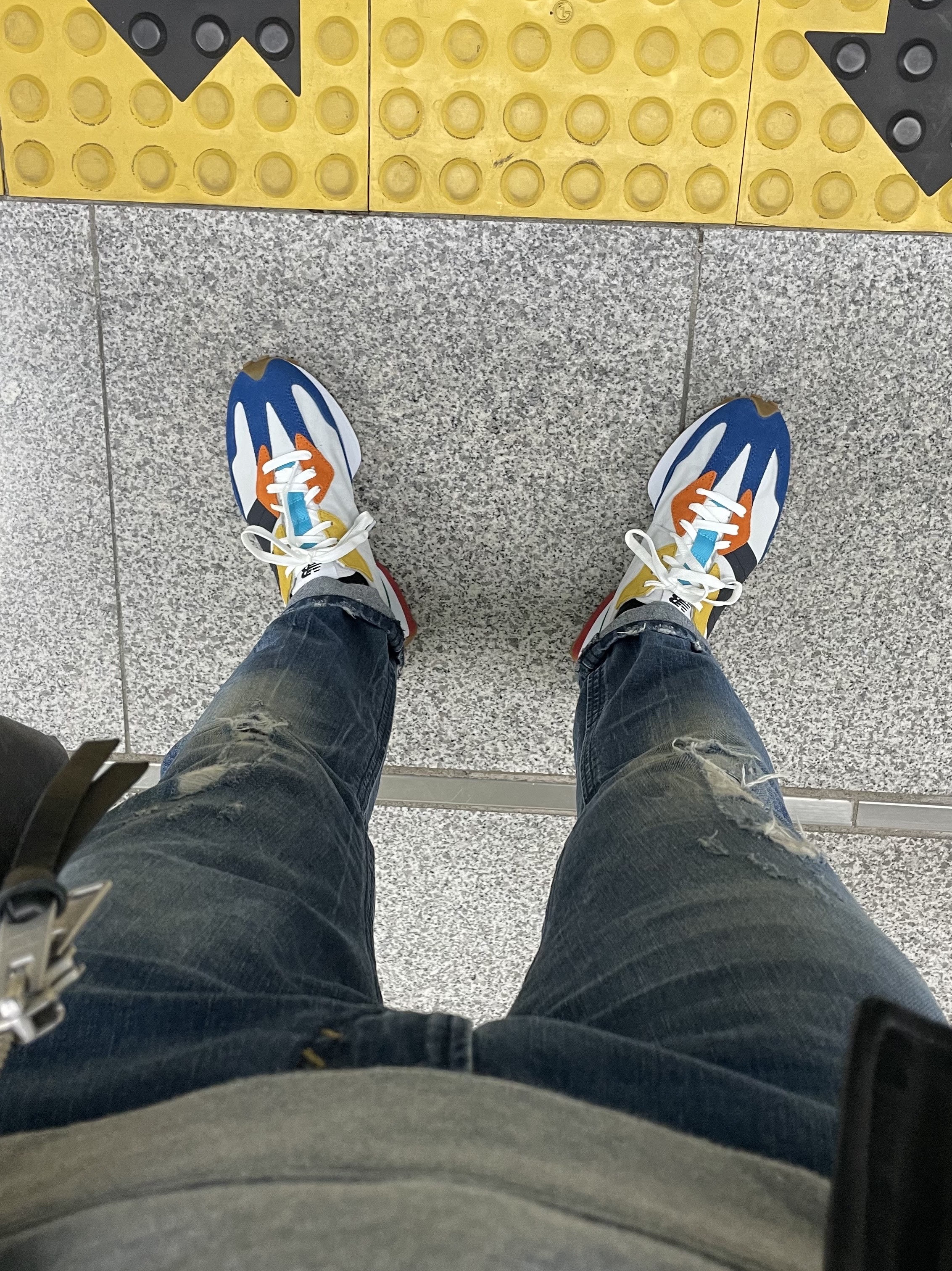 New Balance 327 Multicolor A 착용 스타일 - 1