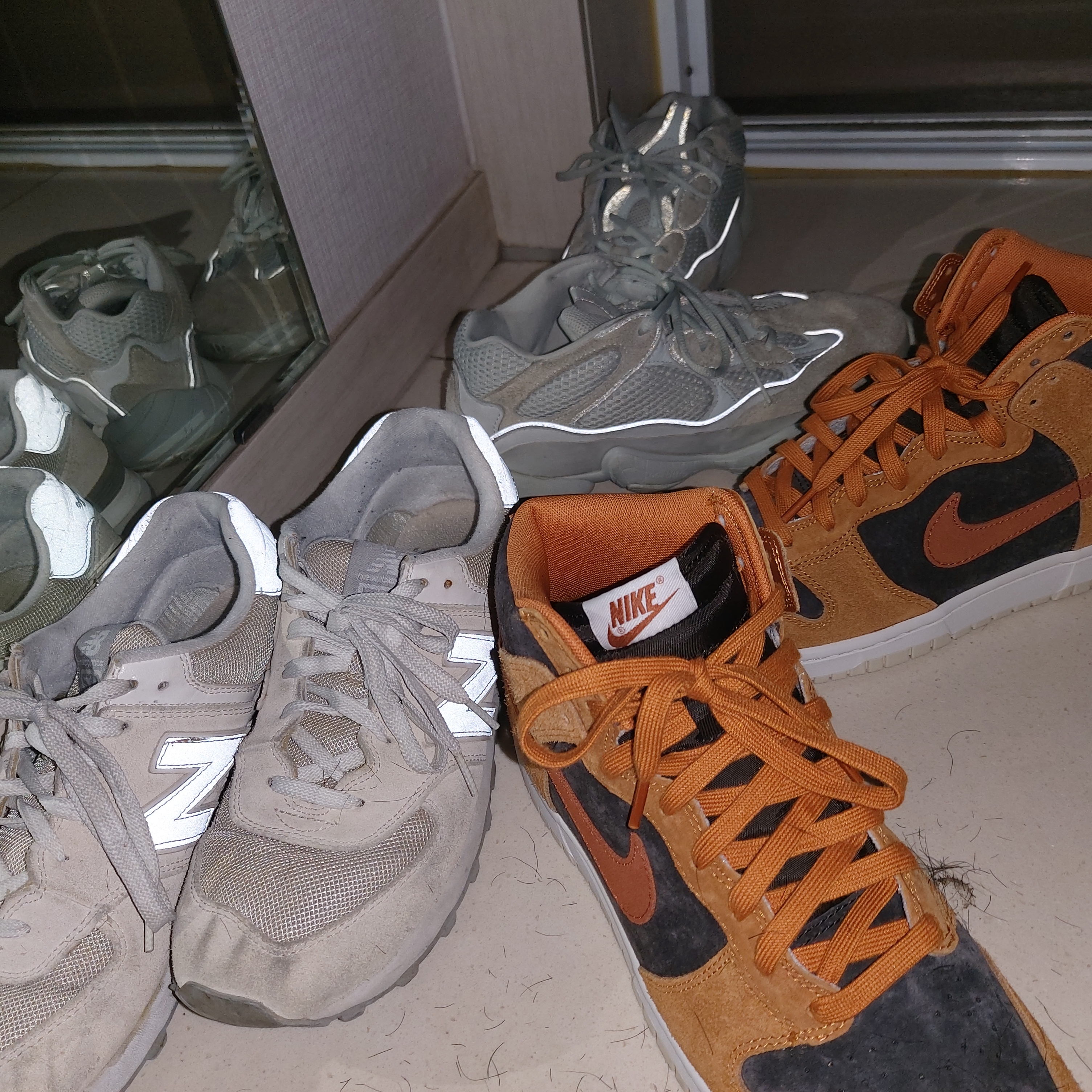 Nike Dunk High Retro PRM Dark Curry, New Balance 574 Grey - D Standard 착용 스타일