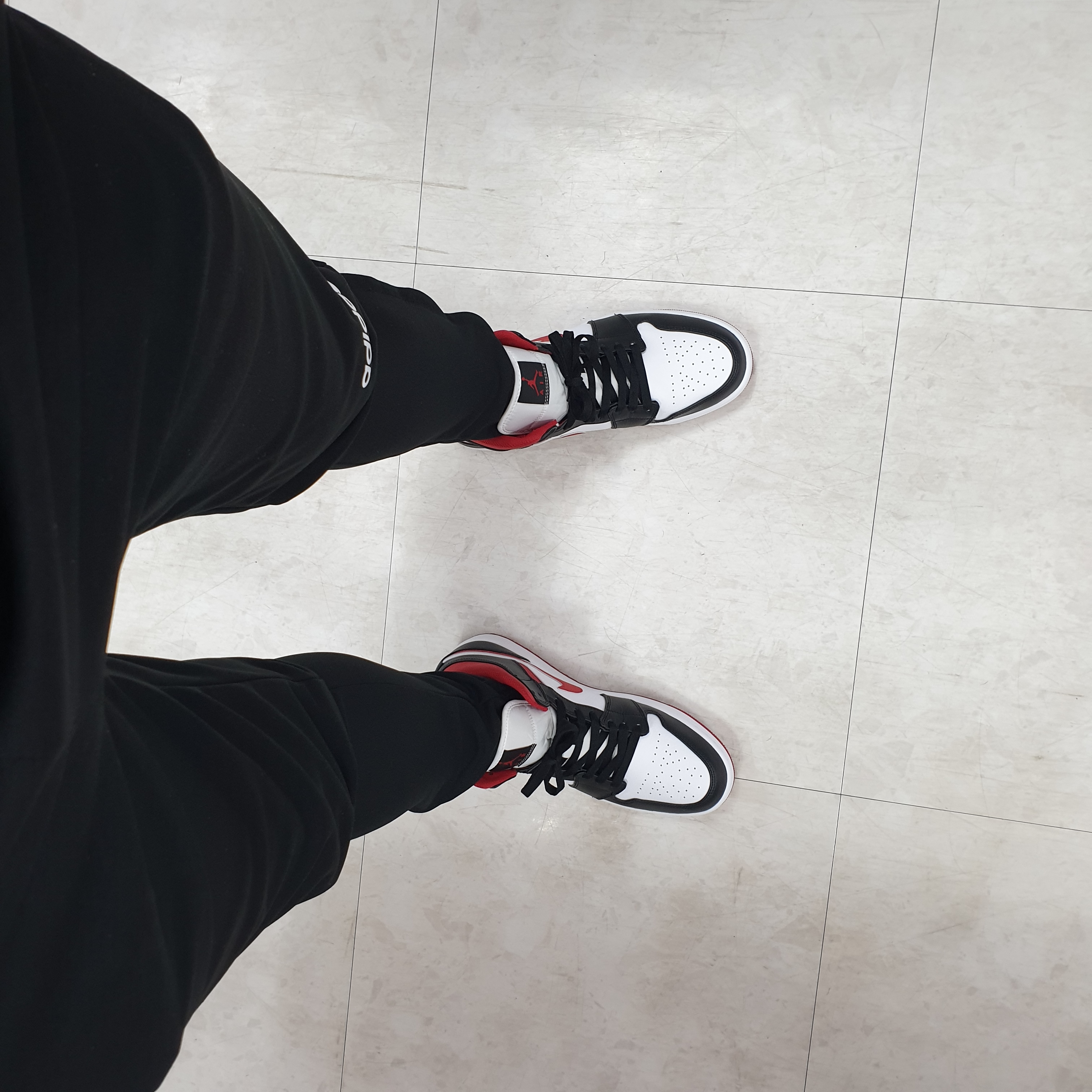 Jordan 1 Mid Gym Red Black White 착용 스타일
