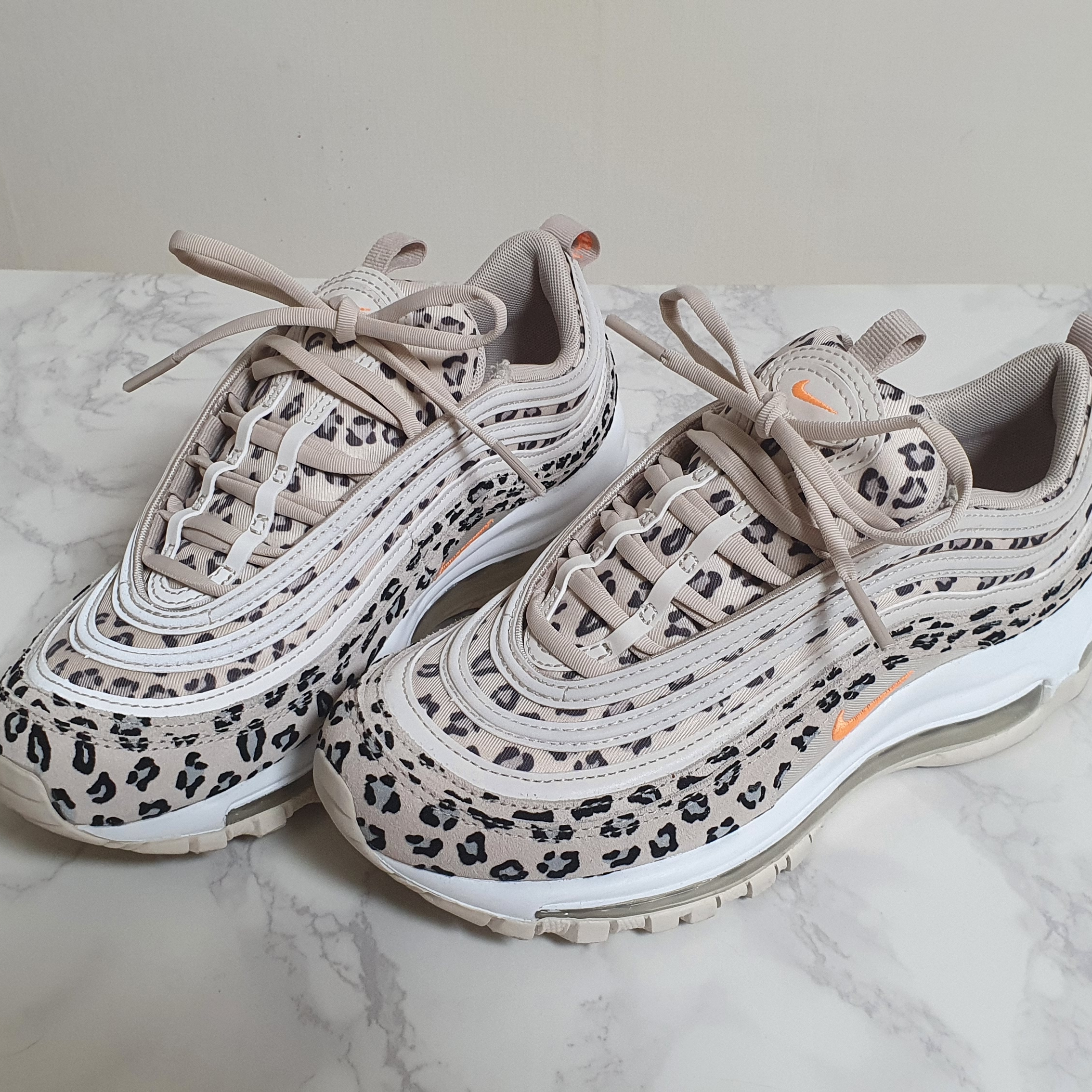 (W) Nike Air Max 97 SE Leopard 착용 스타일 - 1