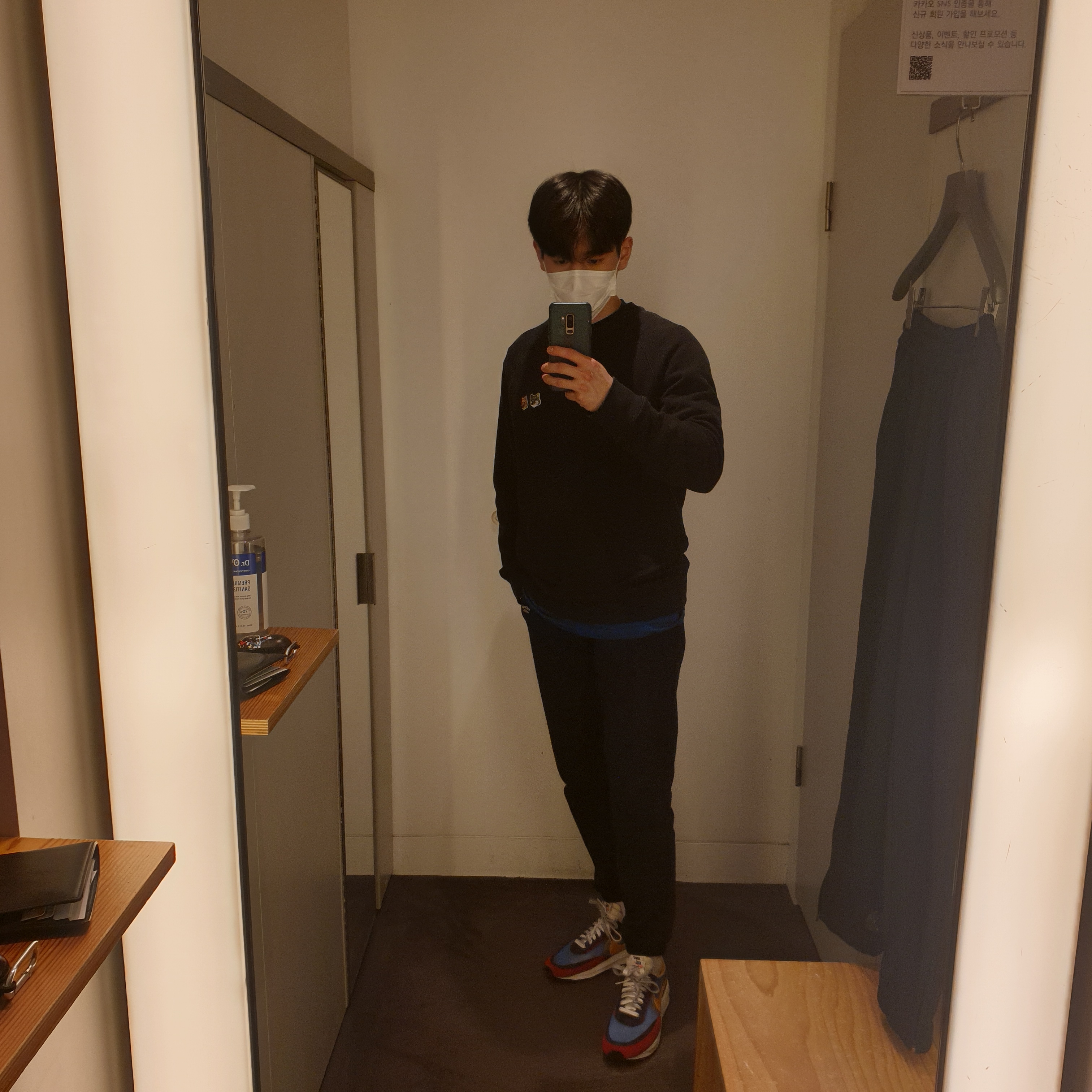 Nike x Sacai LDWaffle Blue Multi, Maison Kitsune Double Fox Head Patch Classic Sweatshirt Anthracite 착용 스타일