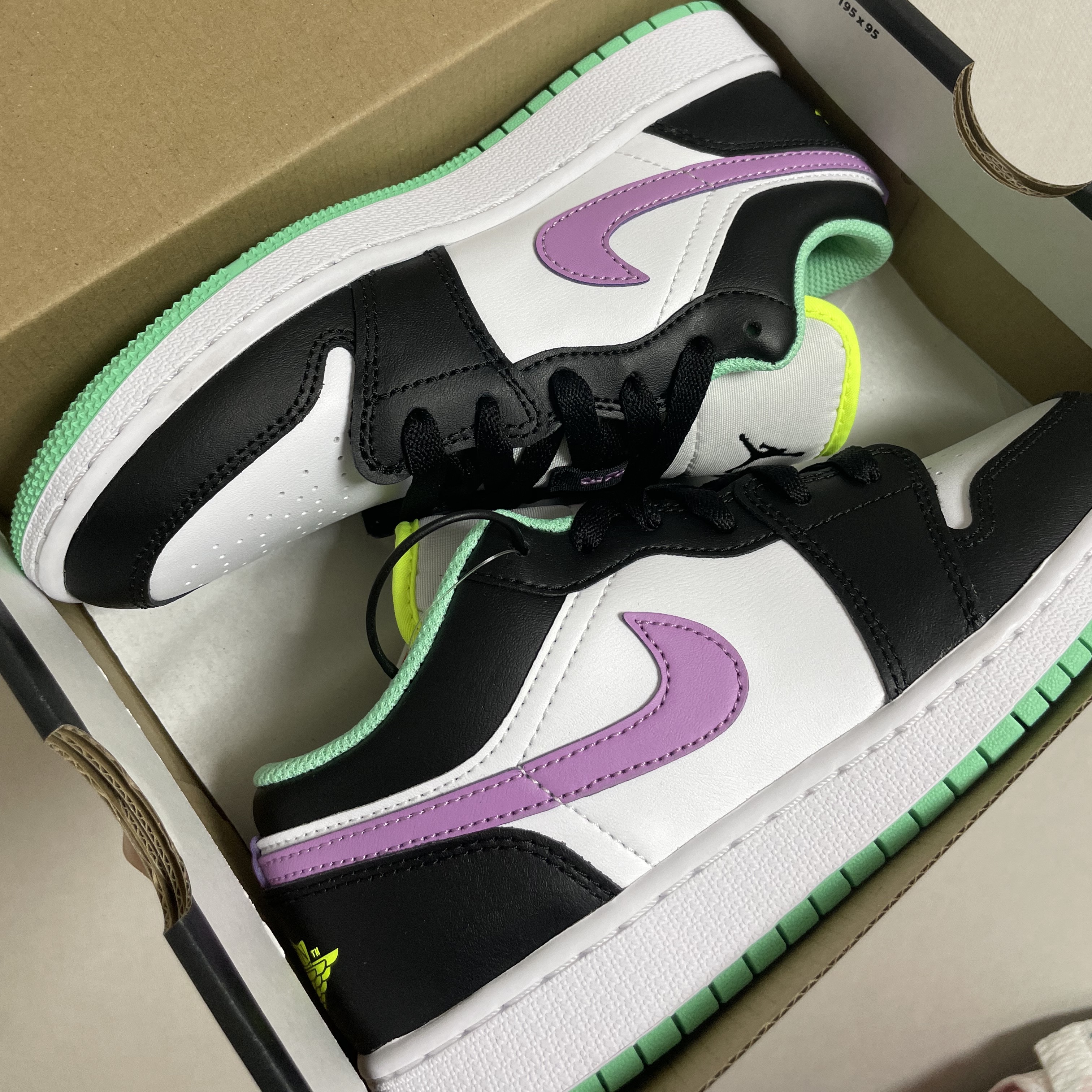 (GS) Jordan 1 Low Green Glow Purple Shock 착용 스타일 - 1