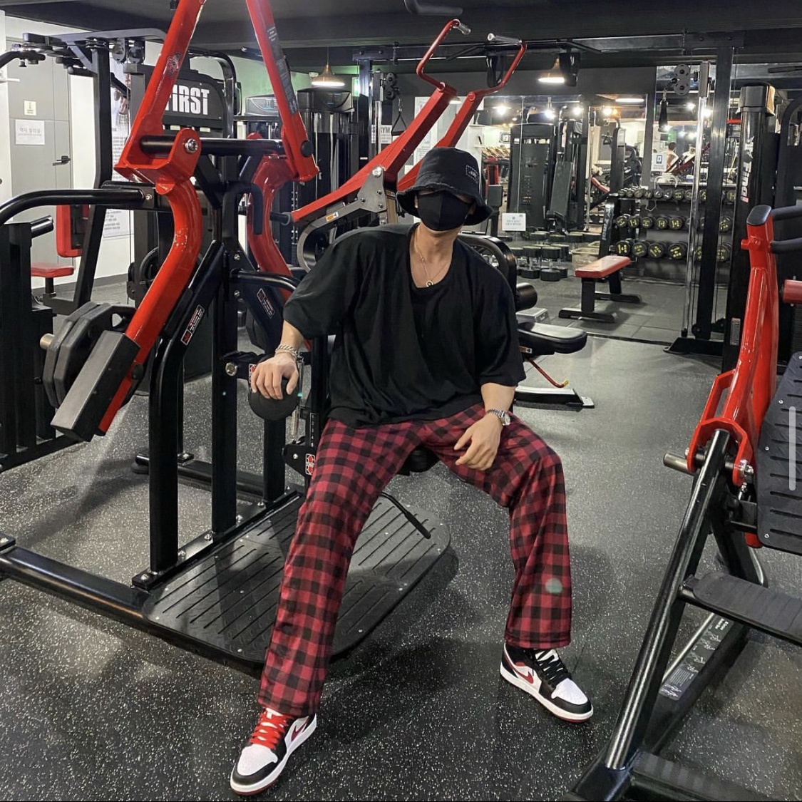Jordan 1 Mid Gym Red Black White 착용 스타일