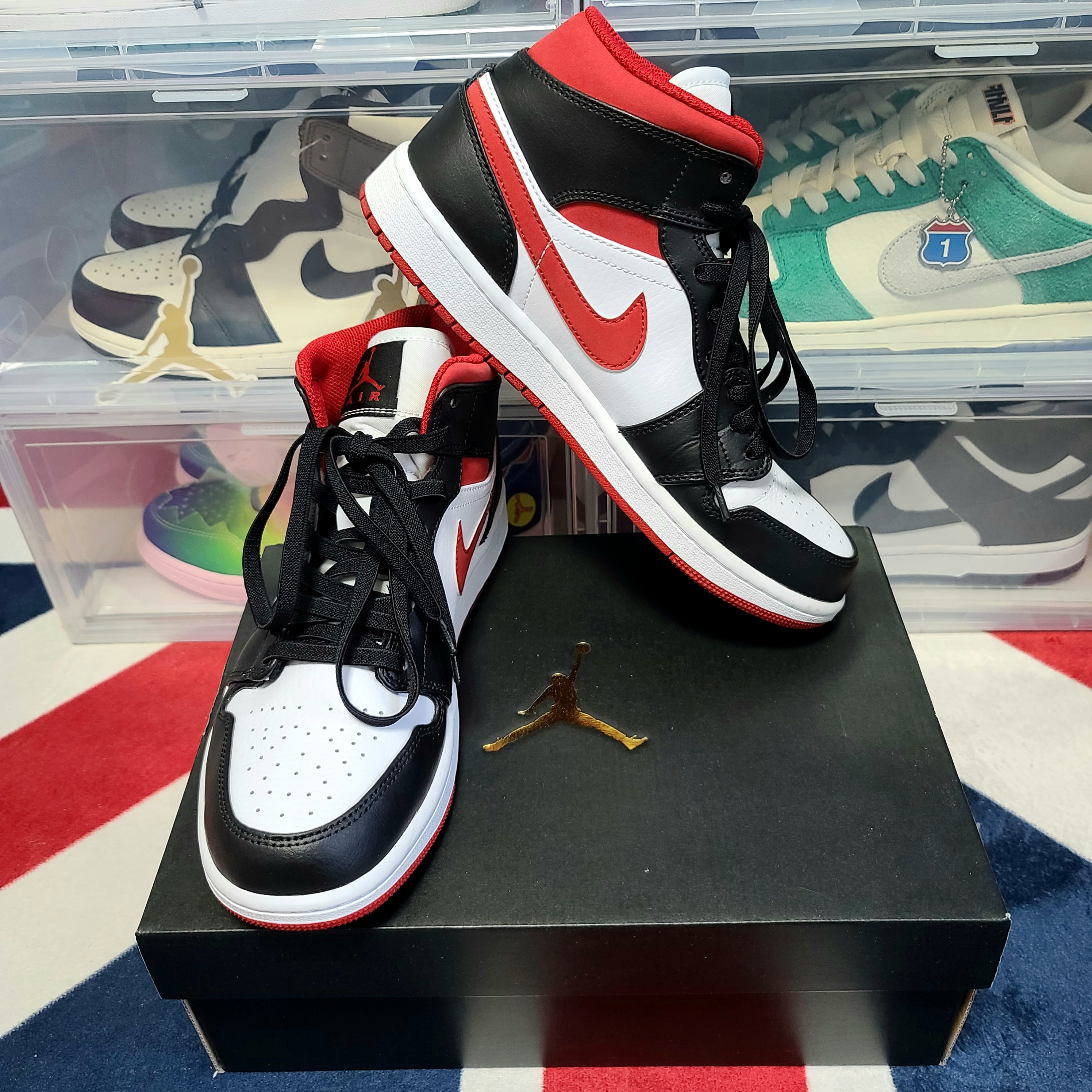 Jordan 1 Mid Gym Red Black White 착용 스타일 - 2