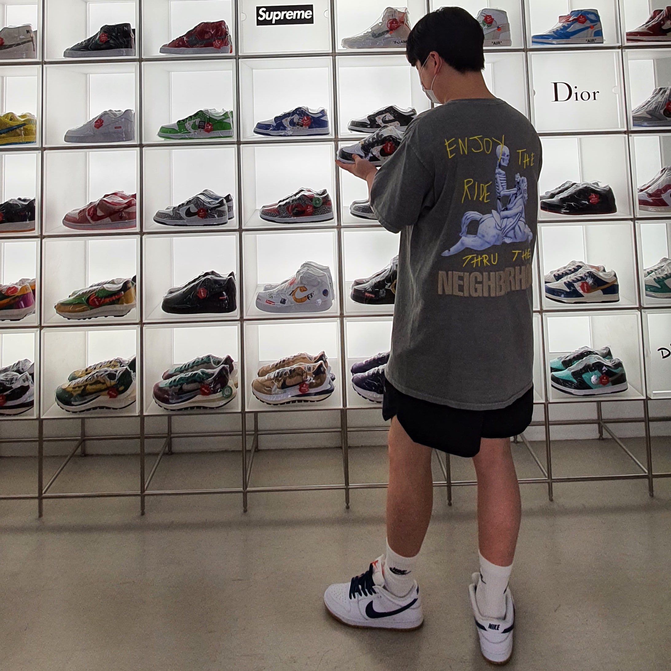 Nike SB Dunk Low Pro ISO Orange Label White Navy, Essentials Volley Shorts Black - 21SS 착용 스타일