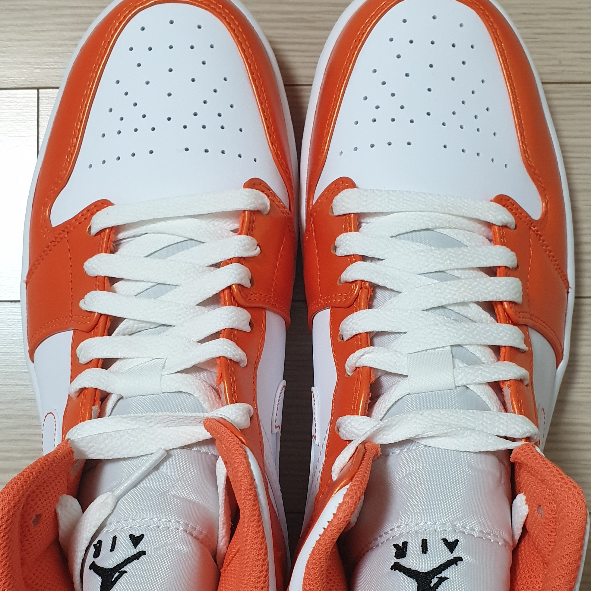 Jordan 1 Mid SE Electro Orange 착용 스타일 - 1