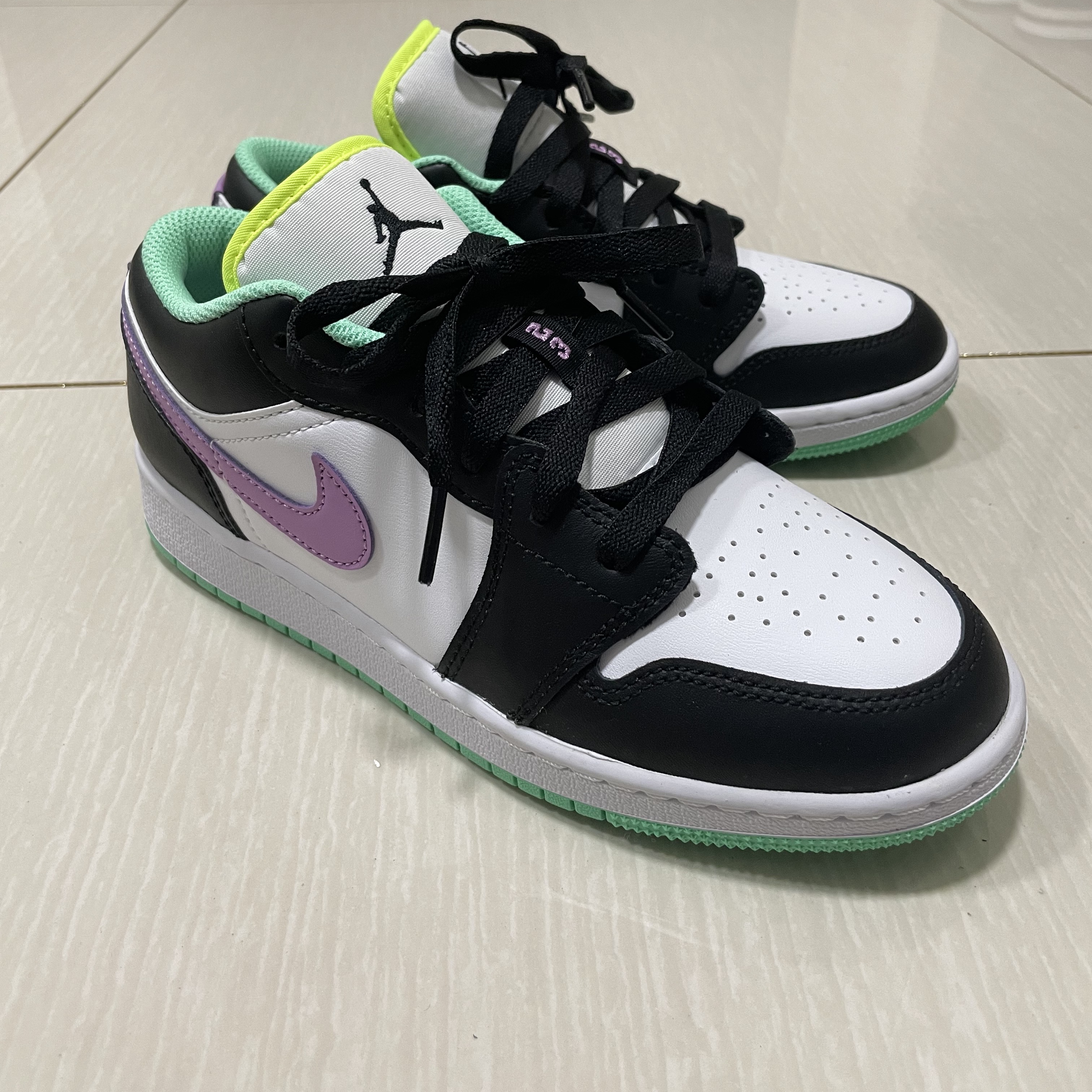 (GS) Jordan 1 Low Green Glow Purple Shock 착용 스타일 - 2