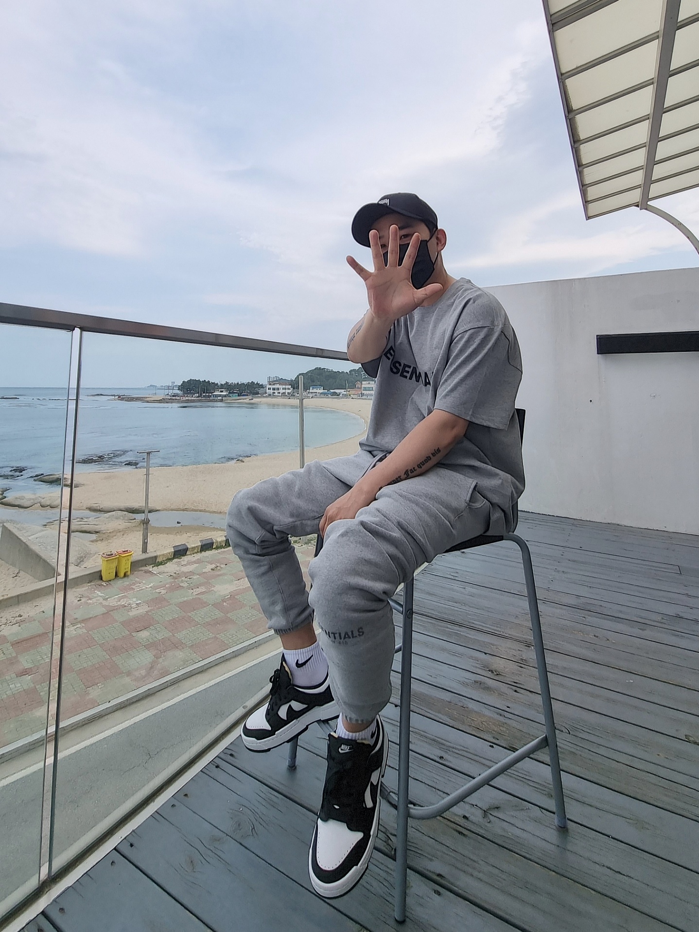 Essentials Sweatpants Heather Oatmeal - 20FW, Essentials 3D Silicon Applique Boxy T-Shirt Heather Oatmeal - 20FW 착용 스타일