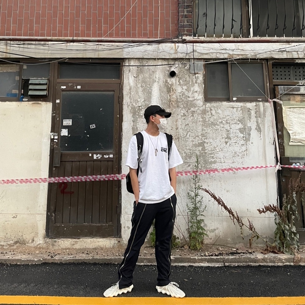 Adidas Yeezy 450 Cloud White 착용 스타일 - 1