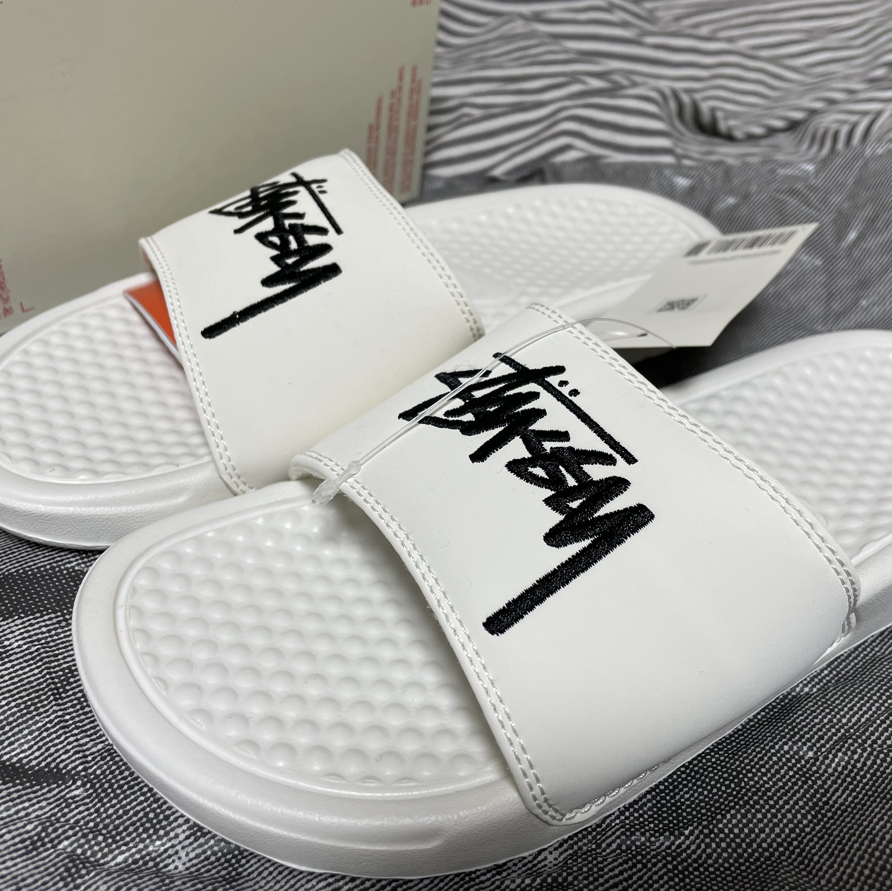 Nike x Stussy Benassi Slide Sail 착용 스타일 - 1