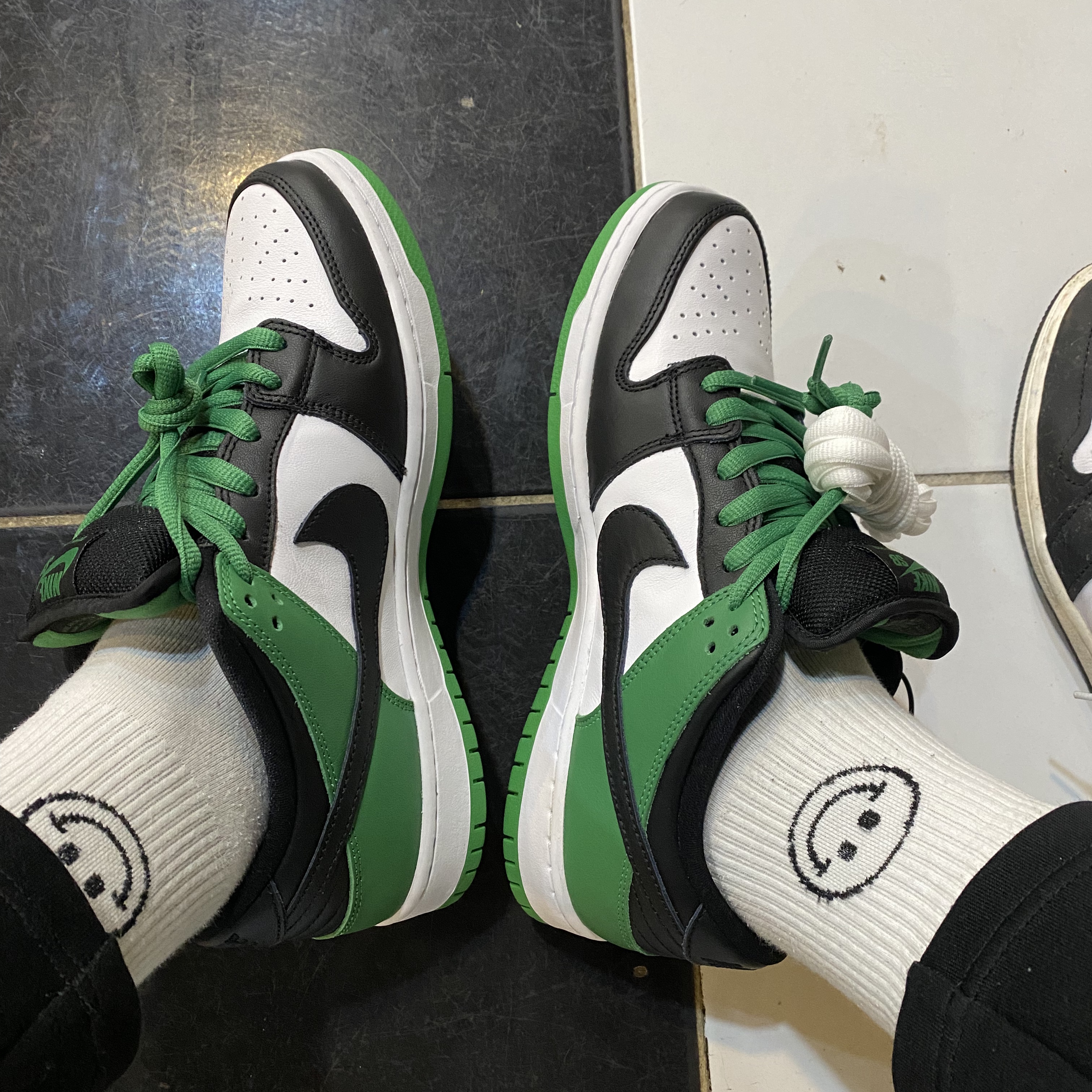 Nike SB Dunk Low Pro Black and Classic Green 착용 스타일 - 2
