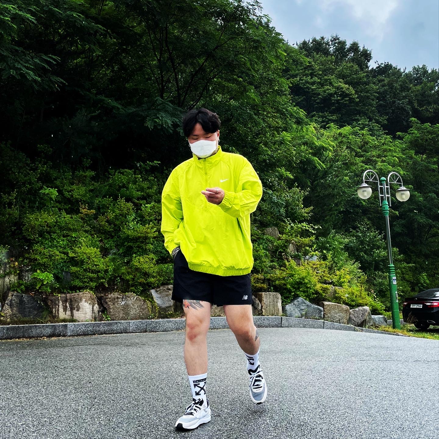 Nike x Stussy Windrunner Jacket Bright Cactus, Nike Waffle One Infinite Lilac 착용 스타일 - 1